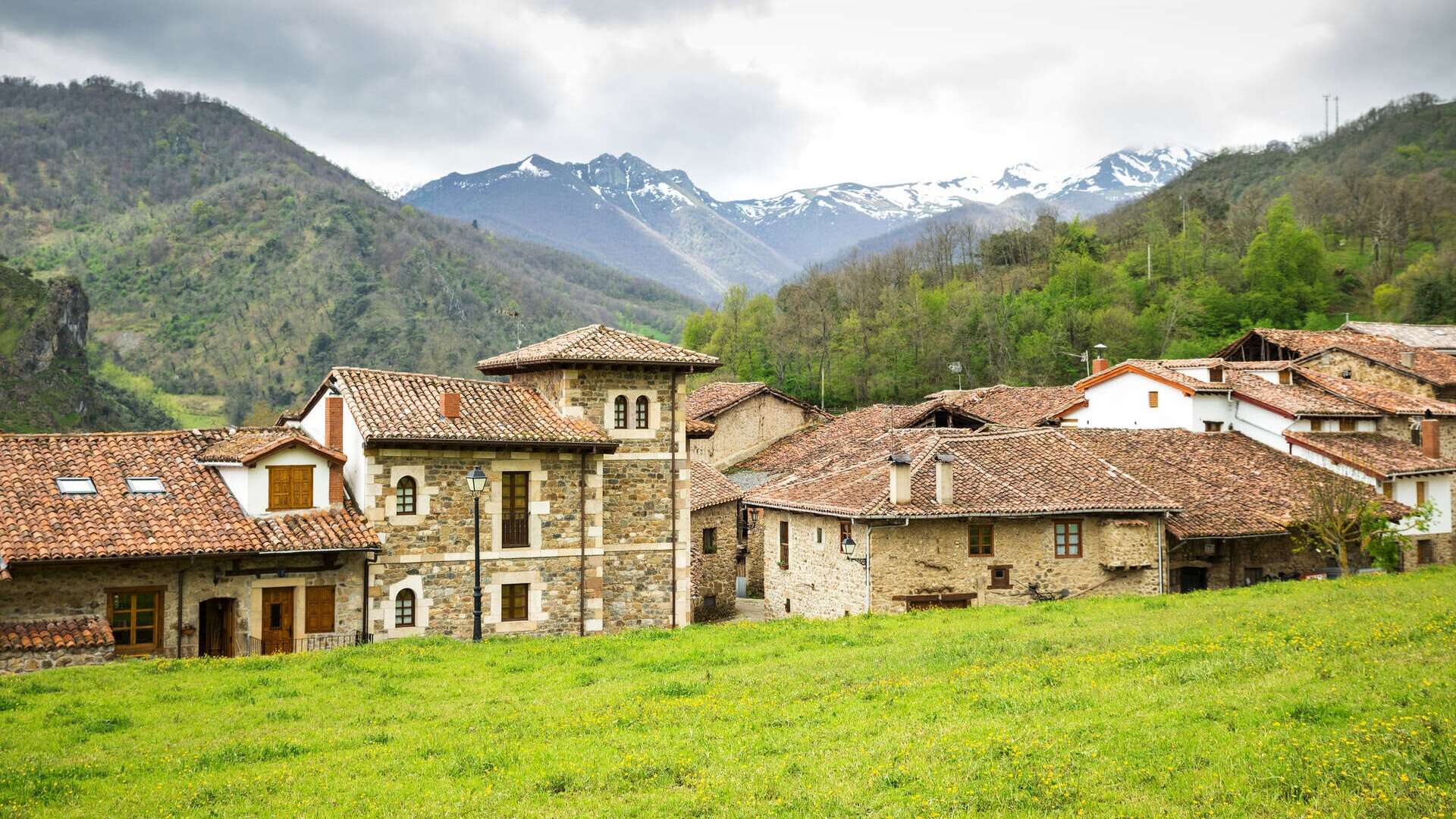 Mogrovejo, en Cantabria. | Dreamstime