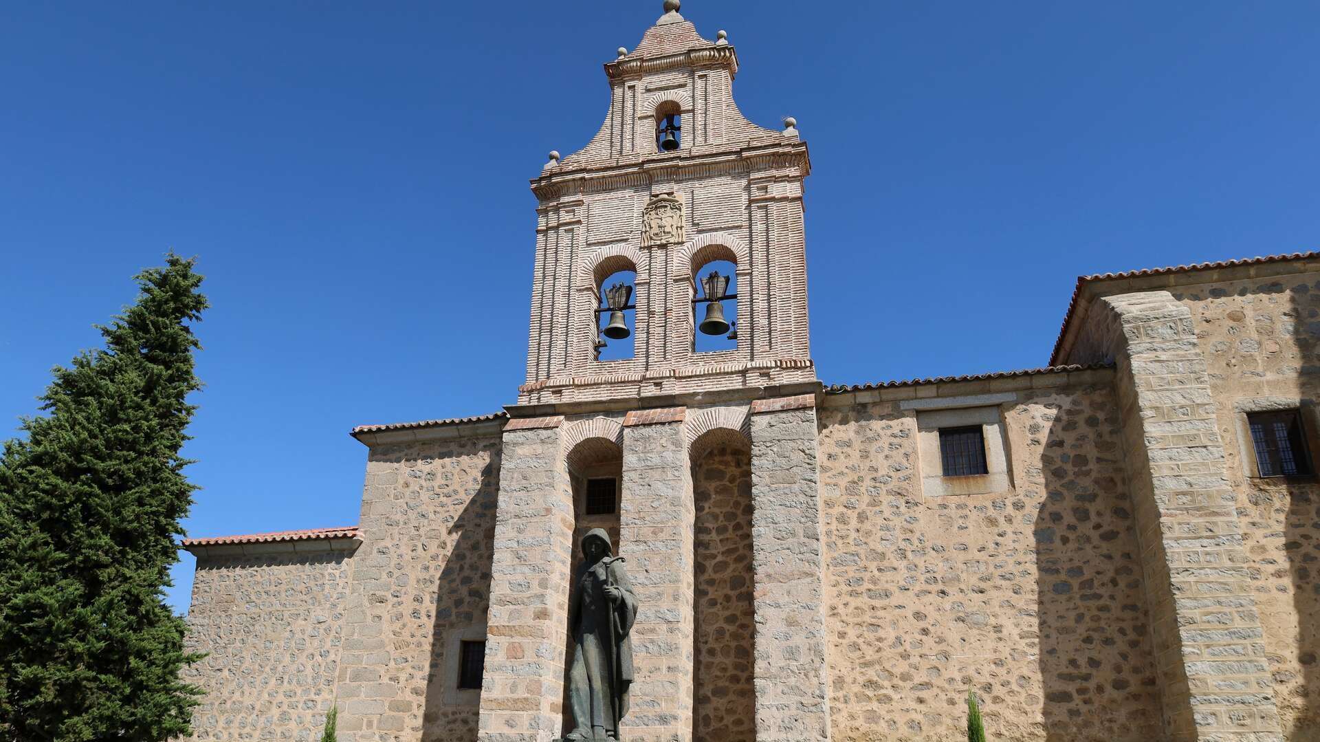 Monasterio de la Encarnación y estatua de Santa Teresa. | Shutterstock