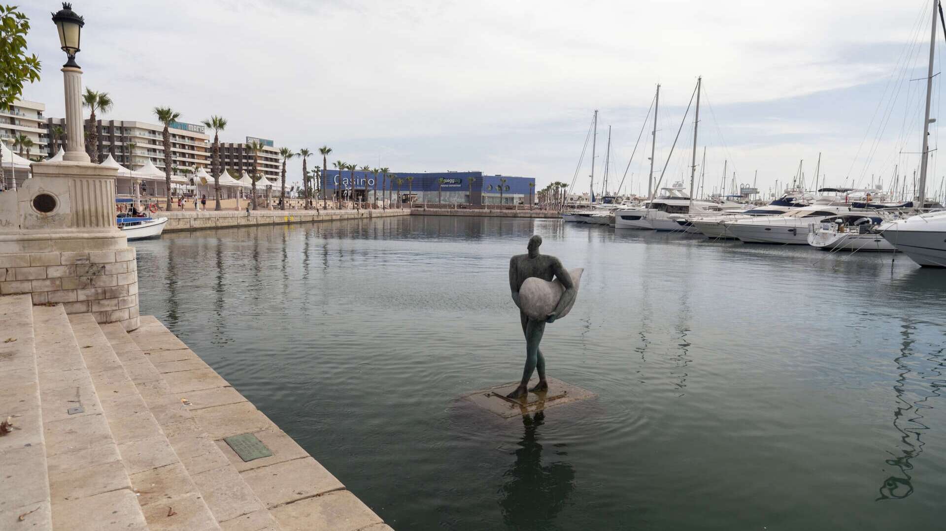 Escalera de la Reina y la escultura El regreso de Ícaro con su ala de surf | Dreamstime