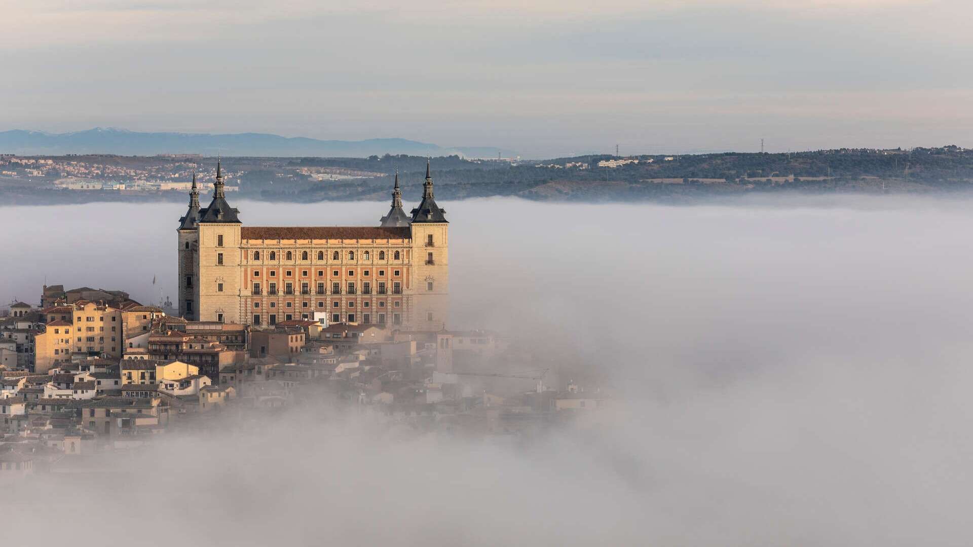 El Alcázar de Toledo entre la niebla. | Shutterstock