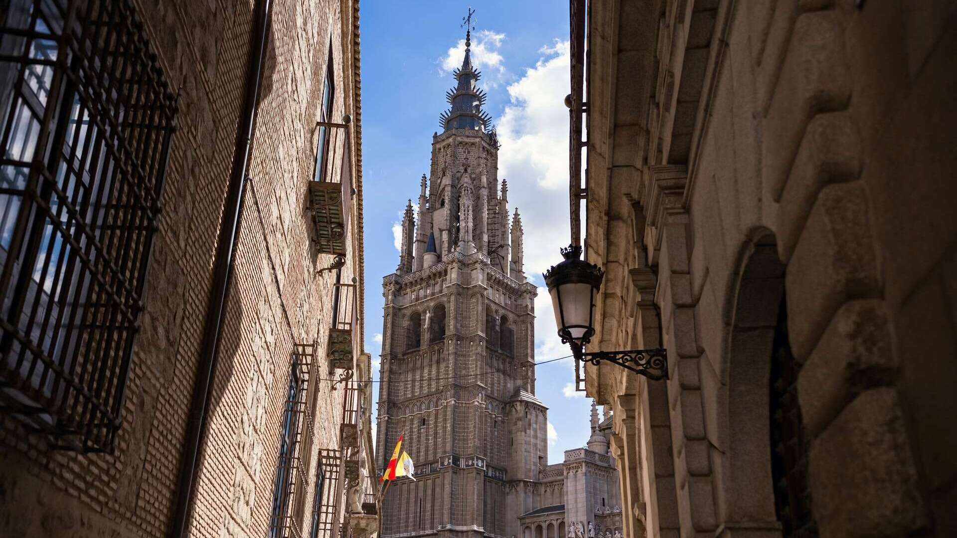 Calle de Toledo con la Catedral de fondo. | Shutterstock