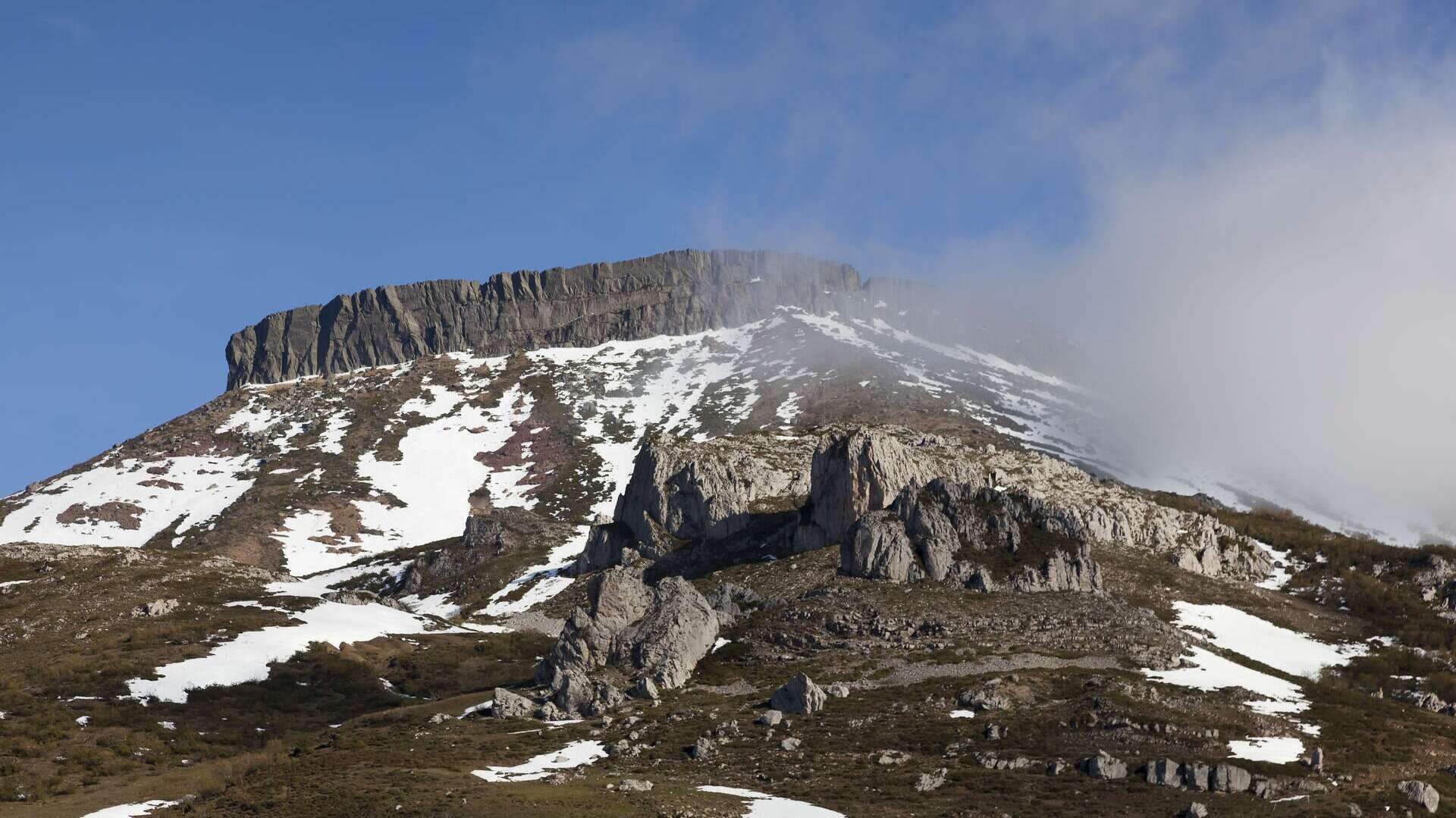 Parque Natural de Fuentes Carrionas y Fuuente Cobre-Mobntaña Palentina  Dreamstime