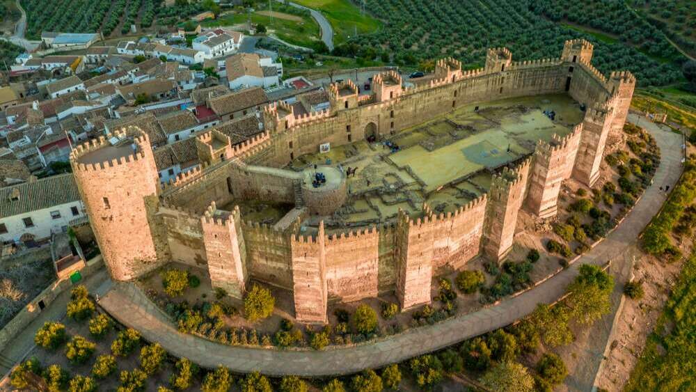 Vista aérea del castillo, que exhibe una planta ovalada. | Shutterstock
