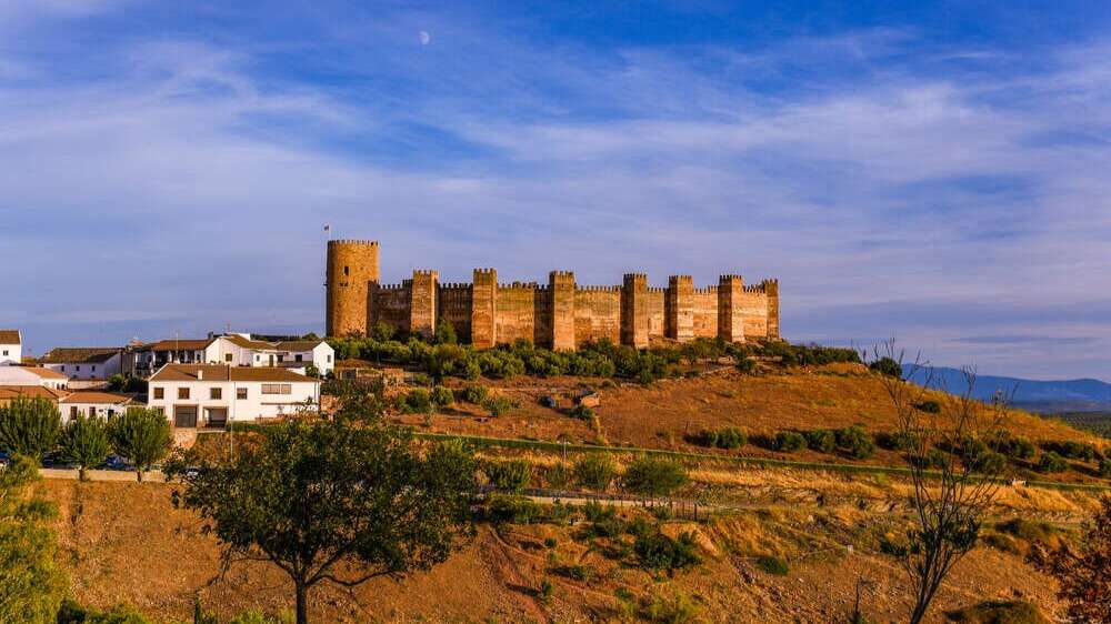 Castillo de Baños de la Encina al atardecer. | Shutterstock
