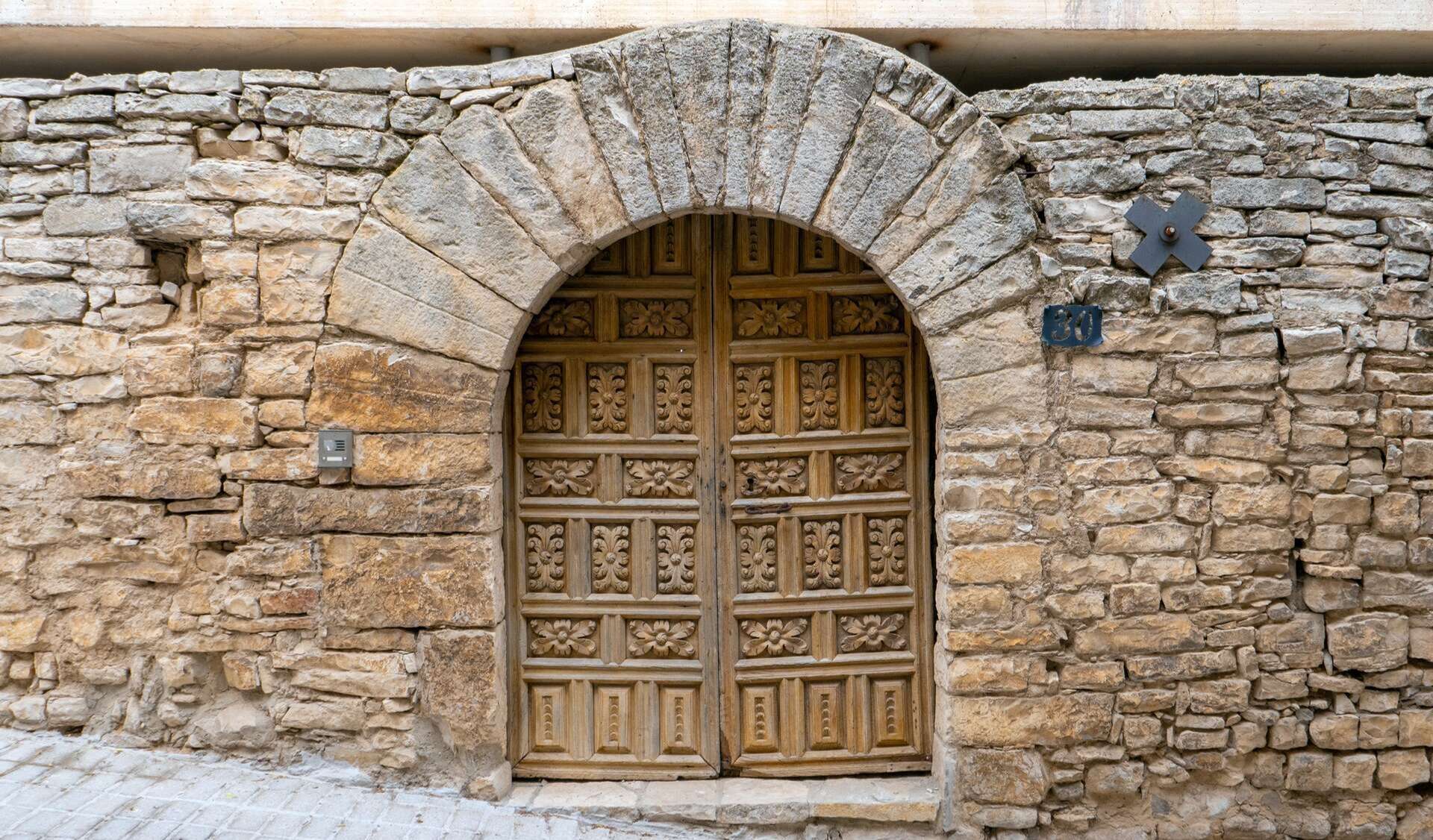 Vieja puerta de madera en una casa medieval en Pujalt. | Shutterstock