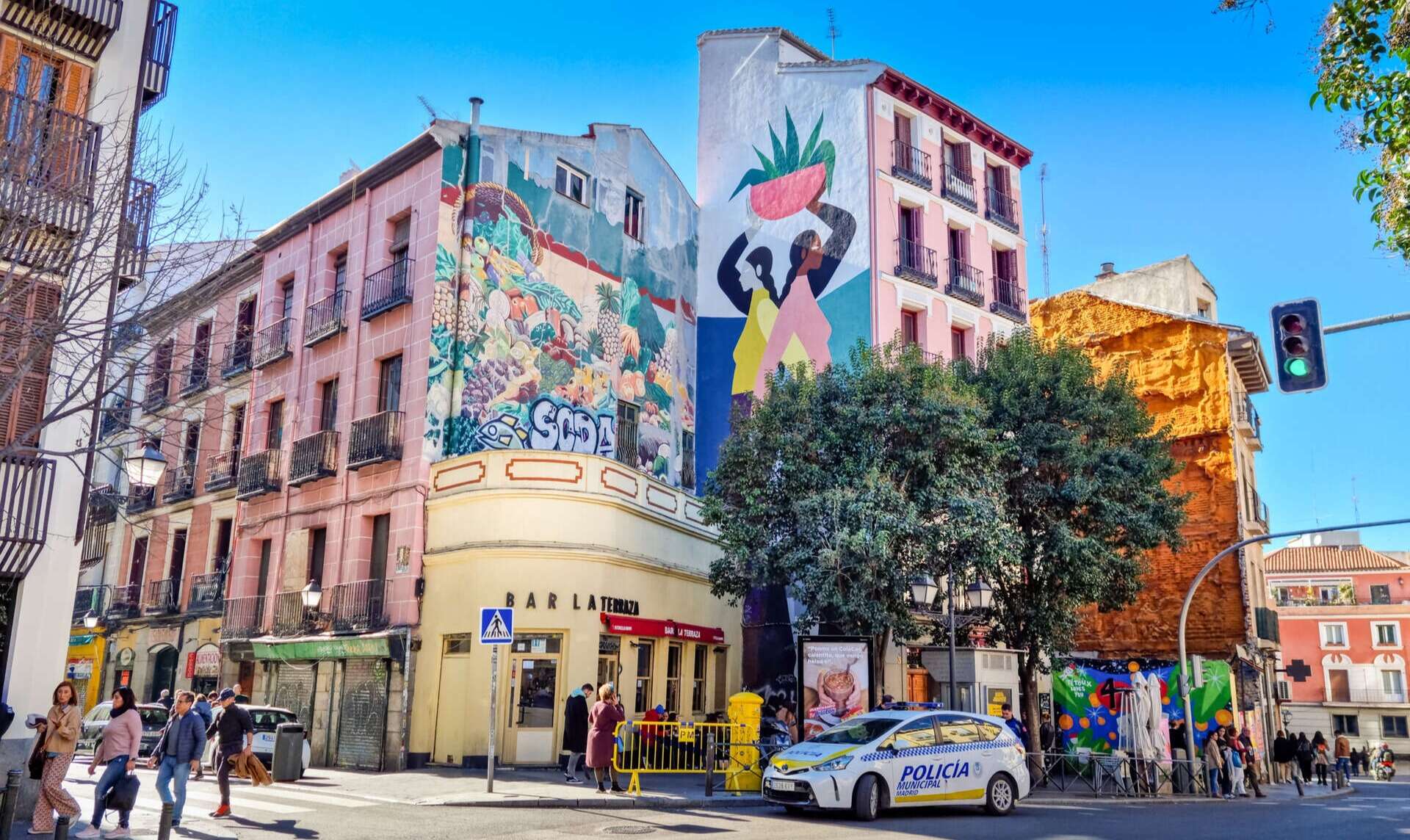 'El Pilar', mural de la artista mexicana Hilda Palafox, Madrid. | Dreamstime