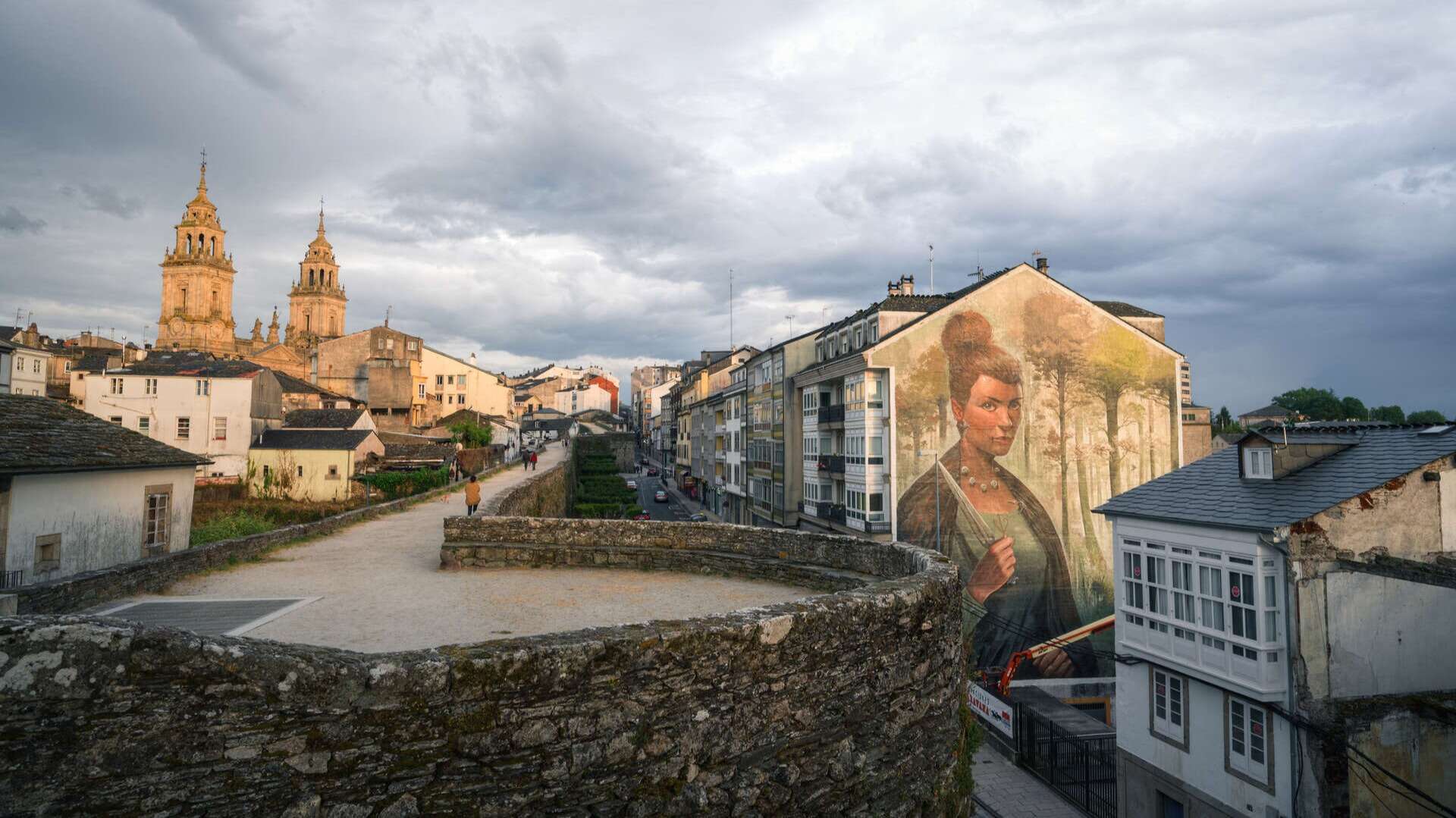Mural de una guerrera celta conocida como 'A Castrexa' en la fachada de un edificio de Lugo. | Dreamstime
