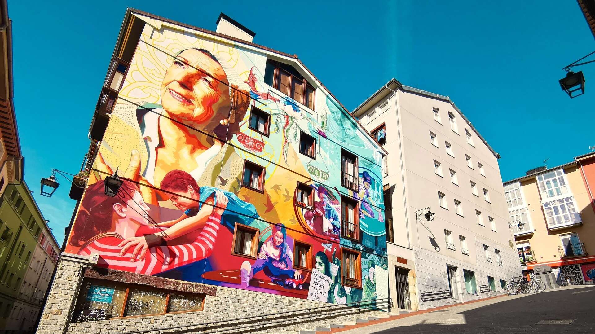 Mural en el casco antiguo de Vitoria-Gasteiz. | Dreamstime