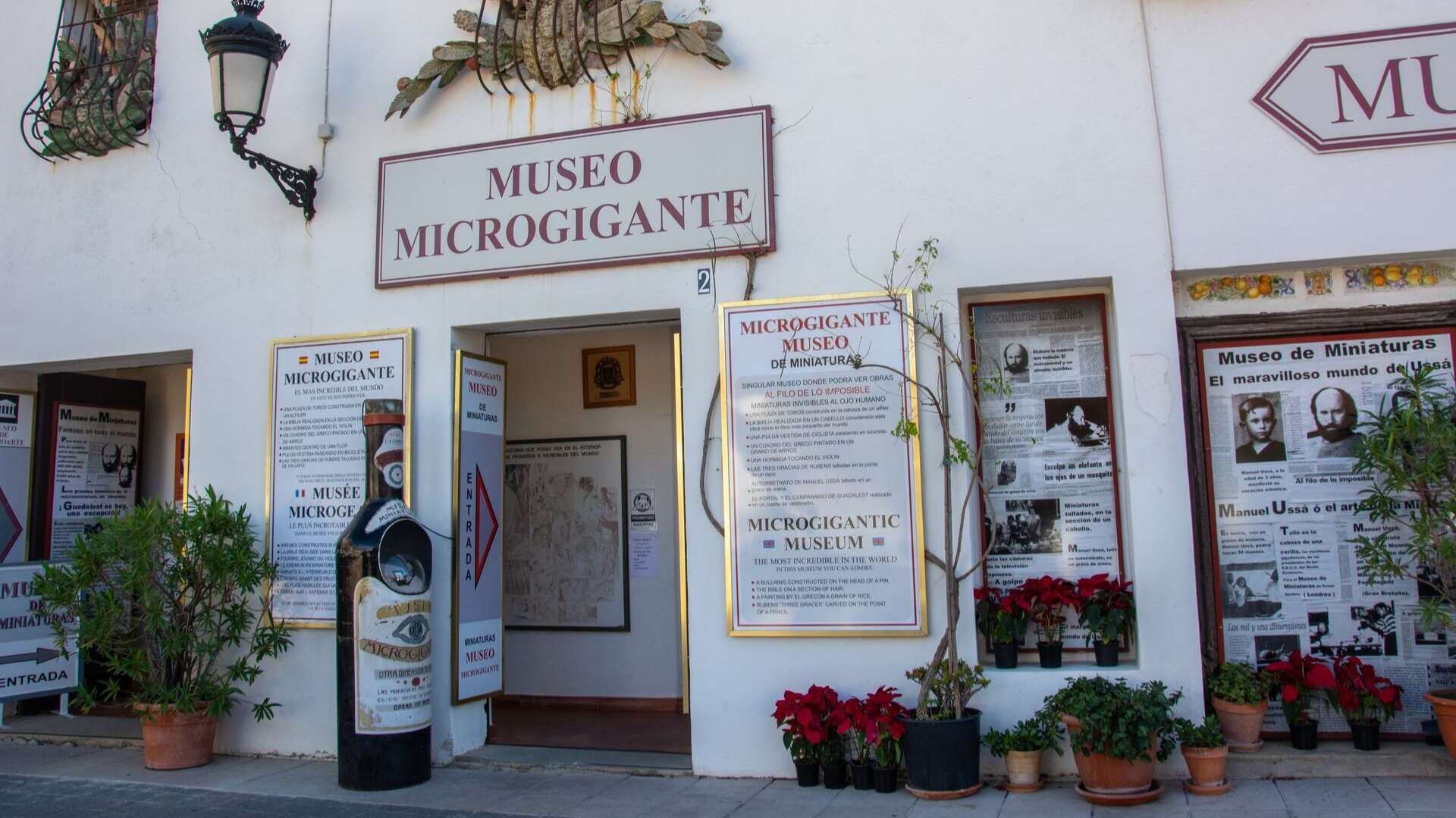 Entrada al Museo Microgigante en Guadalest. | Shutterstock