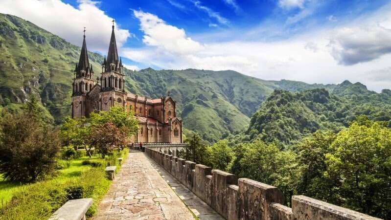 La basílica de Santa María la Real de Covadonga se encuentra en un entorno único. | Shutterstock