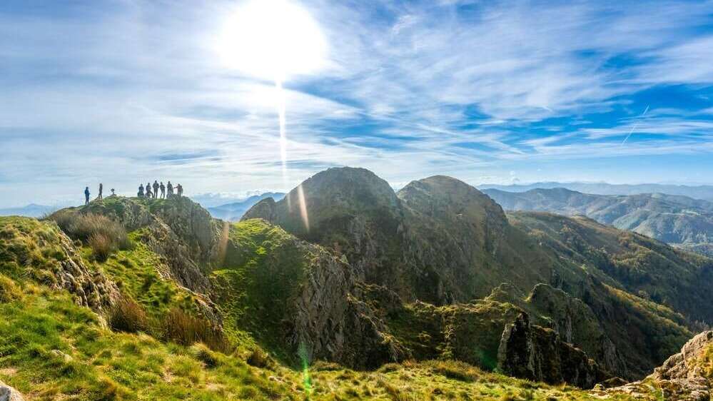 Grupo de excursionistas disfrutando del paisaje del País Vasco. | Shutterstock