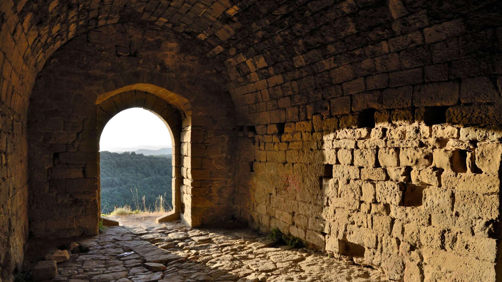 Entrada principal del Castillo de Castellcir, Cataluña. | Shutterstock