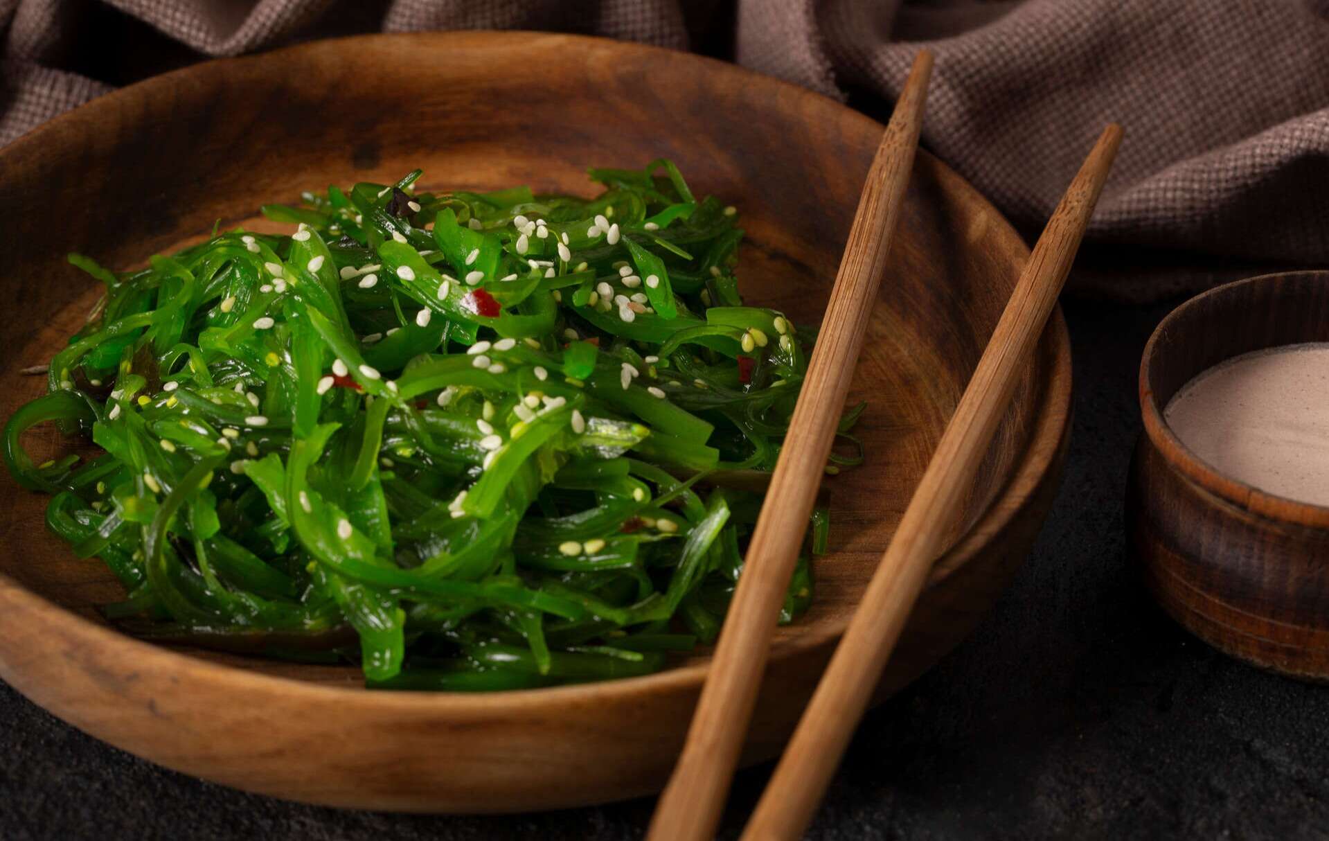 Plato fusión de algas, influencia asiática en la gastronomía española. | Freepik