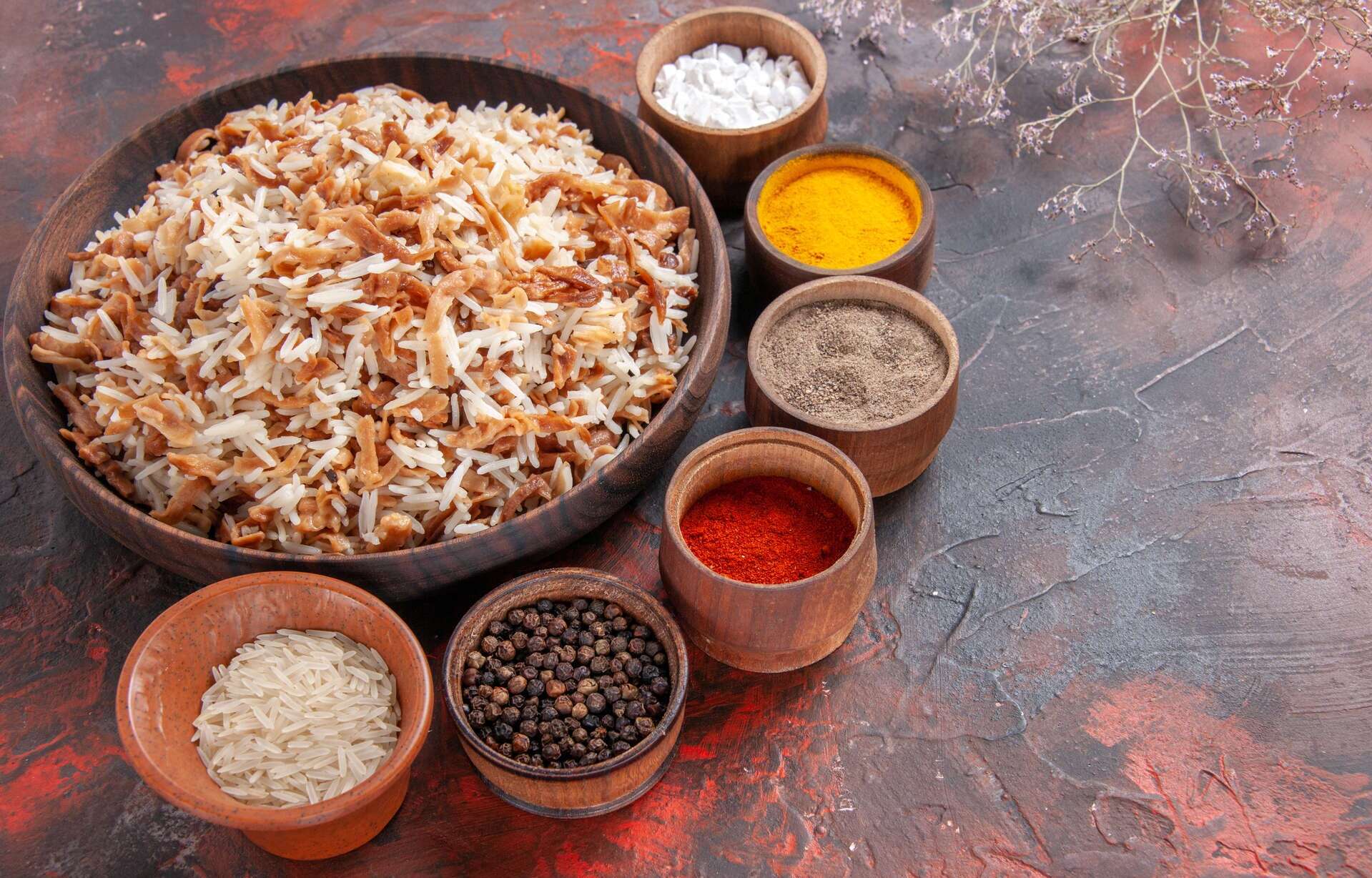Plato de arroz con especias, influencia andalusí en la gastronomía española. | Freepik