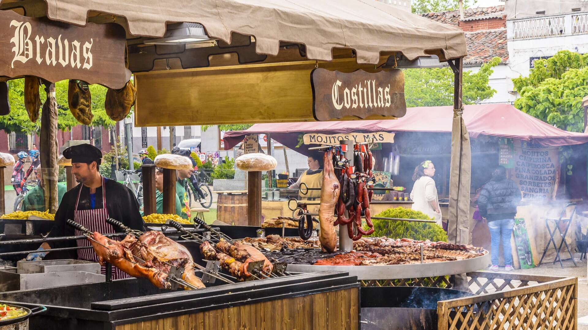 Zona de gastronomía de La Gran Feria Medieval de El Álamo. | Shutterstock