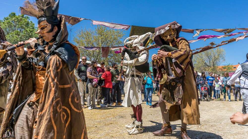 Pasacalles en La Gran Feria Medieval de El Álamo. | Shutterstock