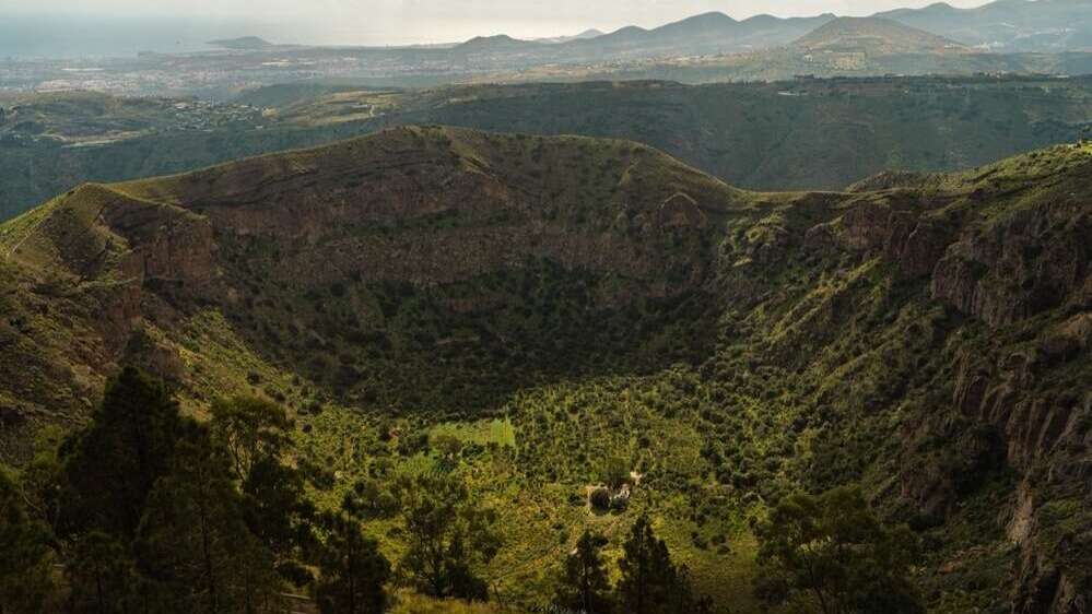 Cráter de la Caldera de Bandama desde lo alto de la montaña. | Shutterstock