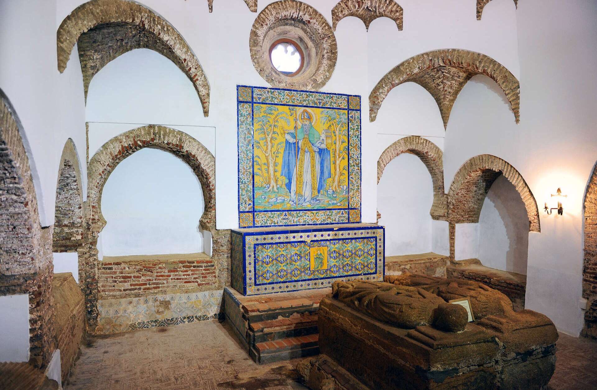 Tumbas de la Orden de Santiago dentro del monasterio. | Dreamstime