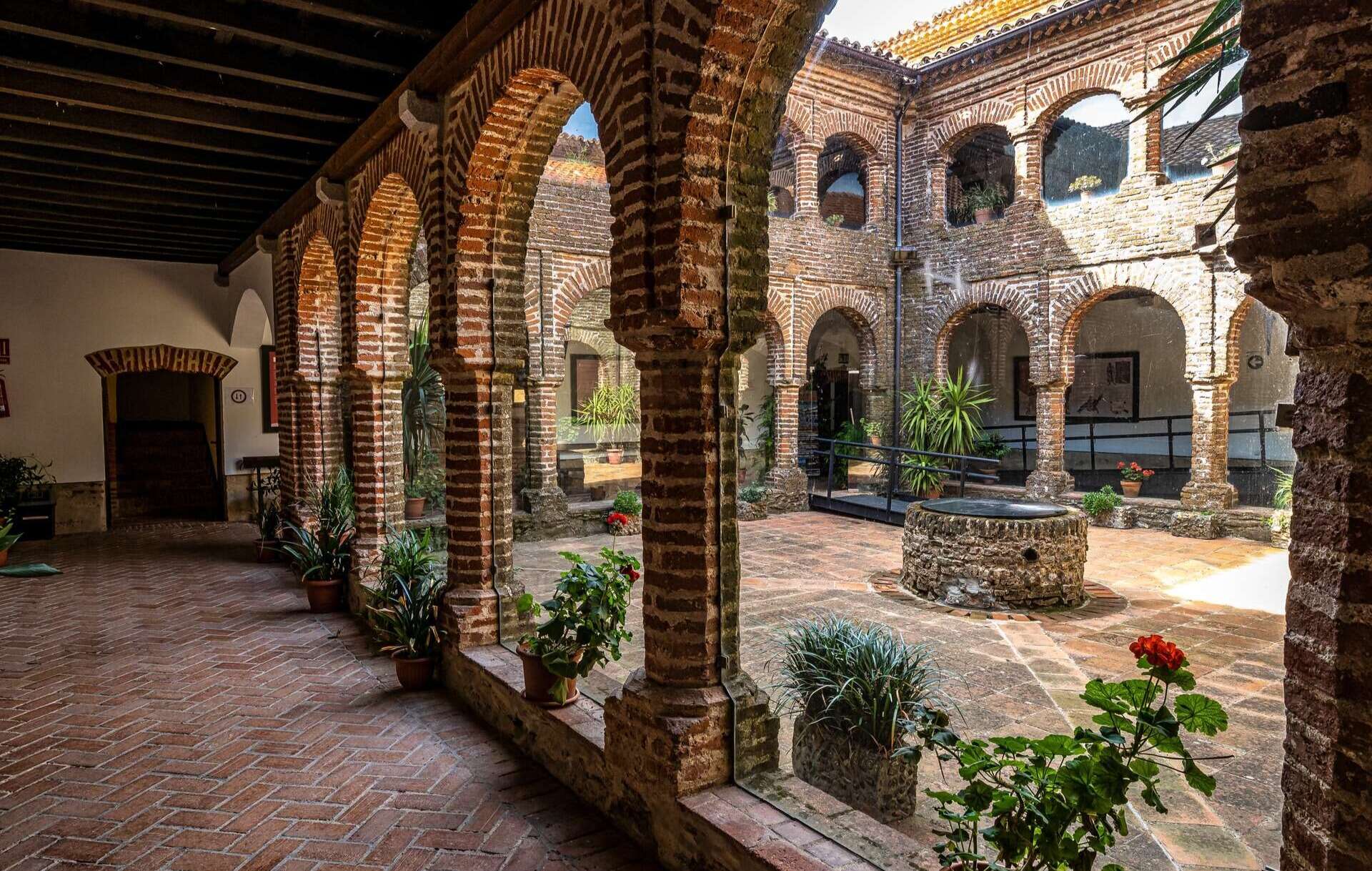 Claustro mudéjar del Monasterio de Tentudía. | Shutterstock