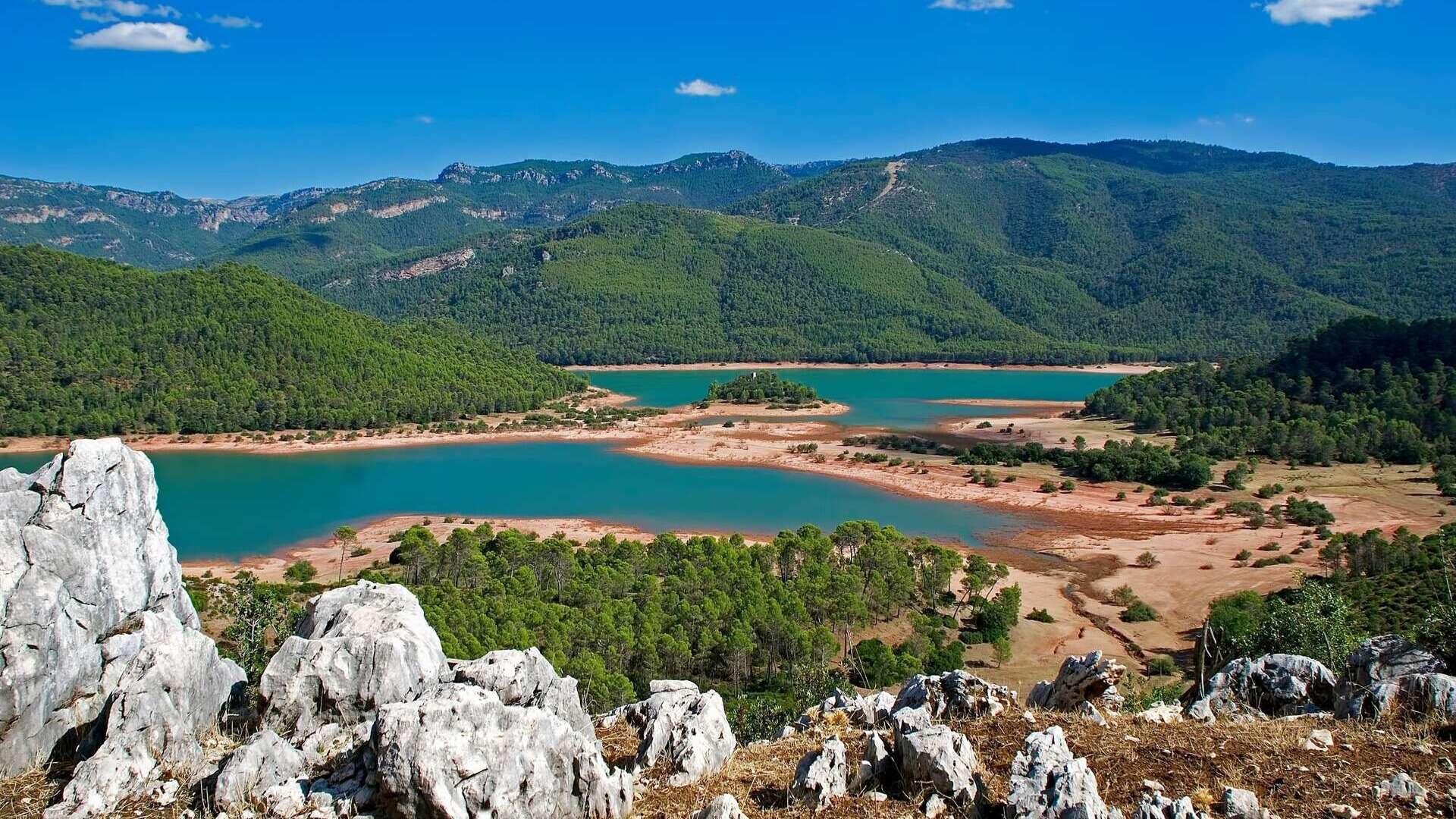 Embalse en el Parque Natural de Cazorla, Segura y Las Villas. | Shutterstock
