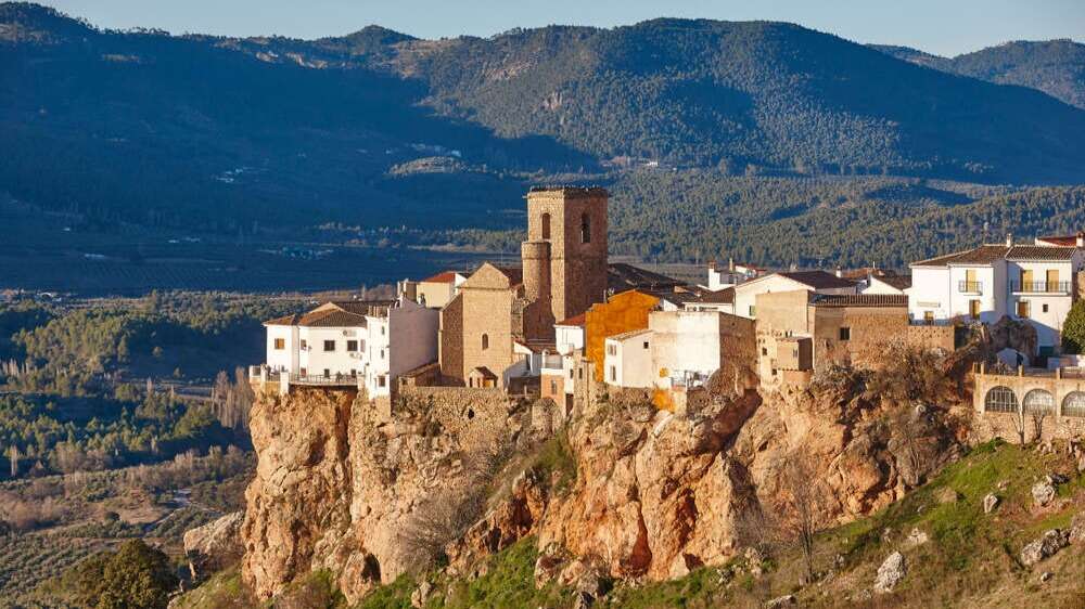 Hornos de Segura suspendido sobre las rocas. | Shutterstock