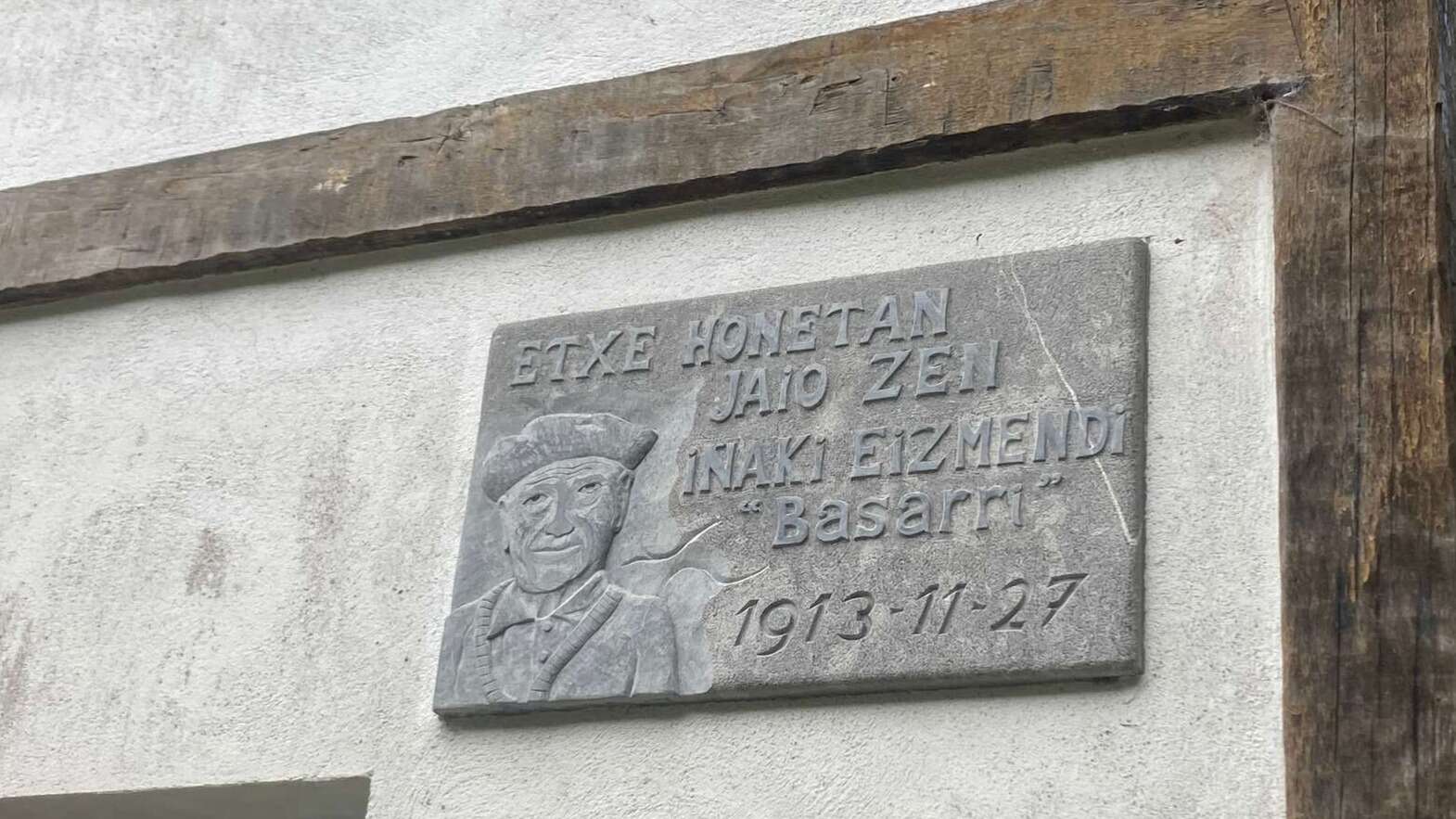 Placa homenaje al mítico bertsolari Basarri. | Wikimedia Commons.