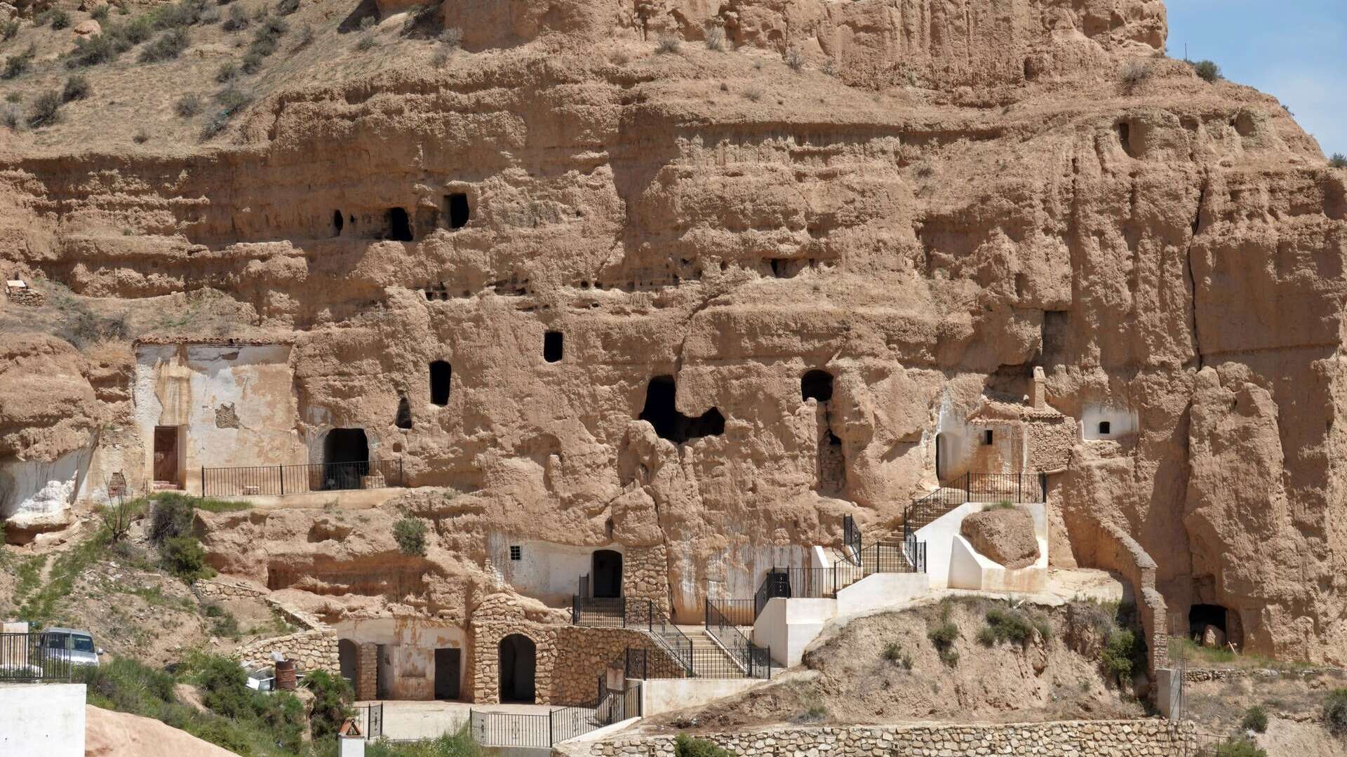 Casas-cueva del Monumento Natural de Cárcavas de Marchal. | Dreamstime