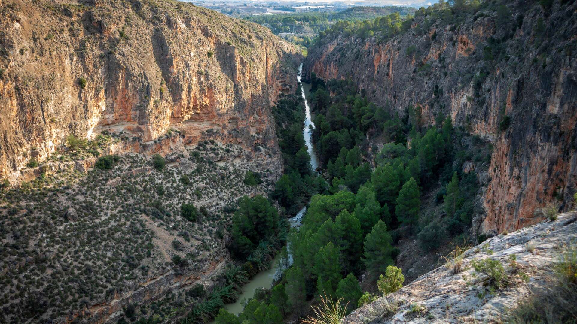 El río Segura atravesando el Cañón de Almadenes. | Dreamstime