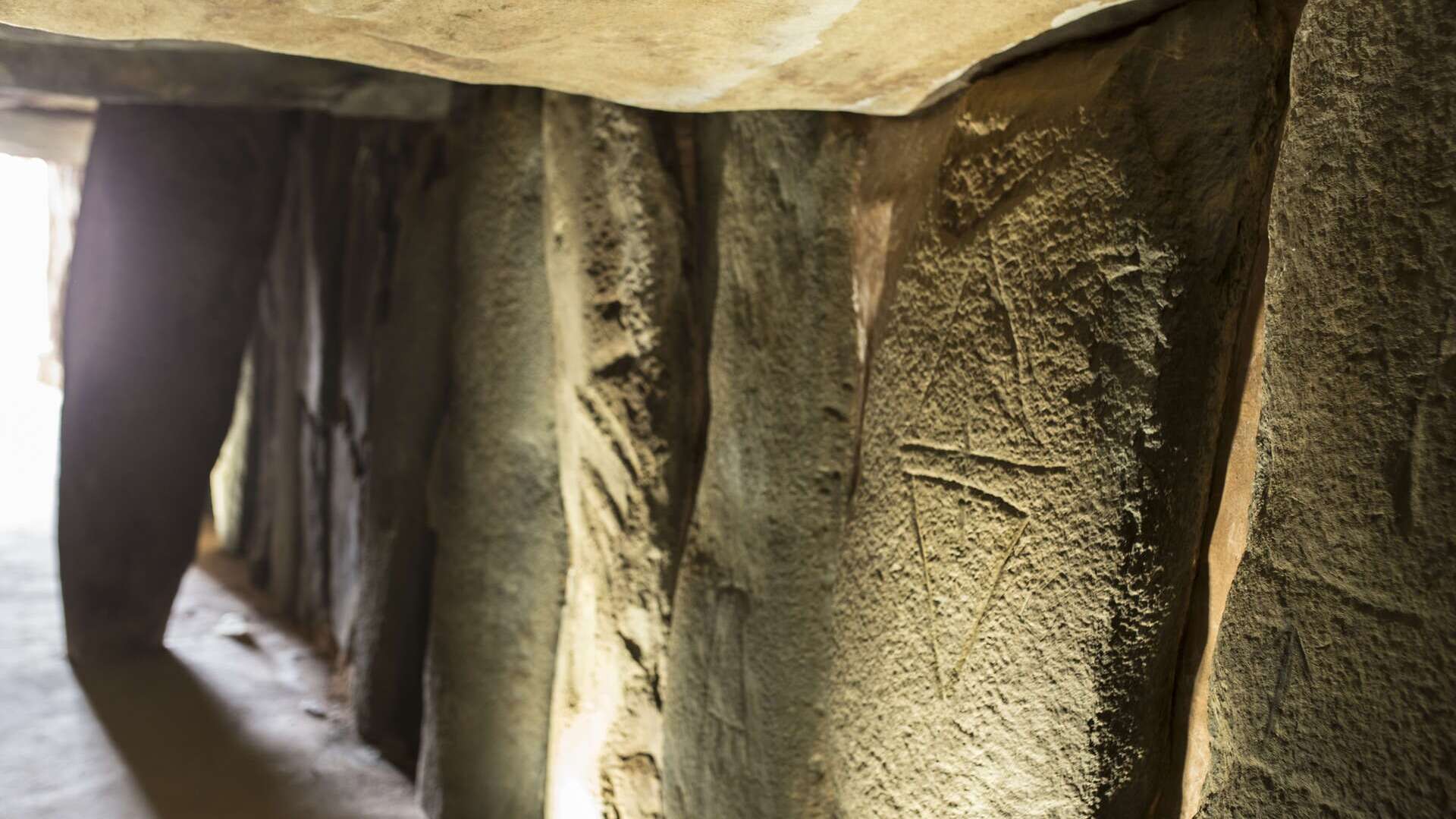 Símbolos grabados en las paredes del Dolmen de Soto. | Dreamstime