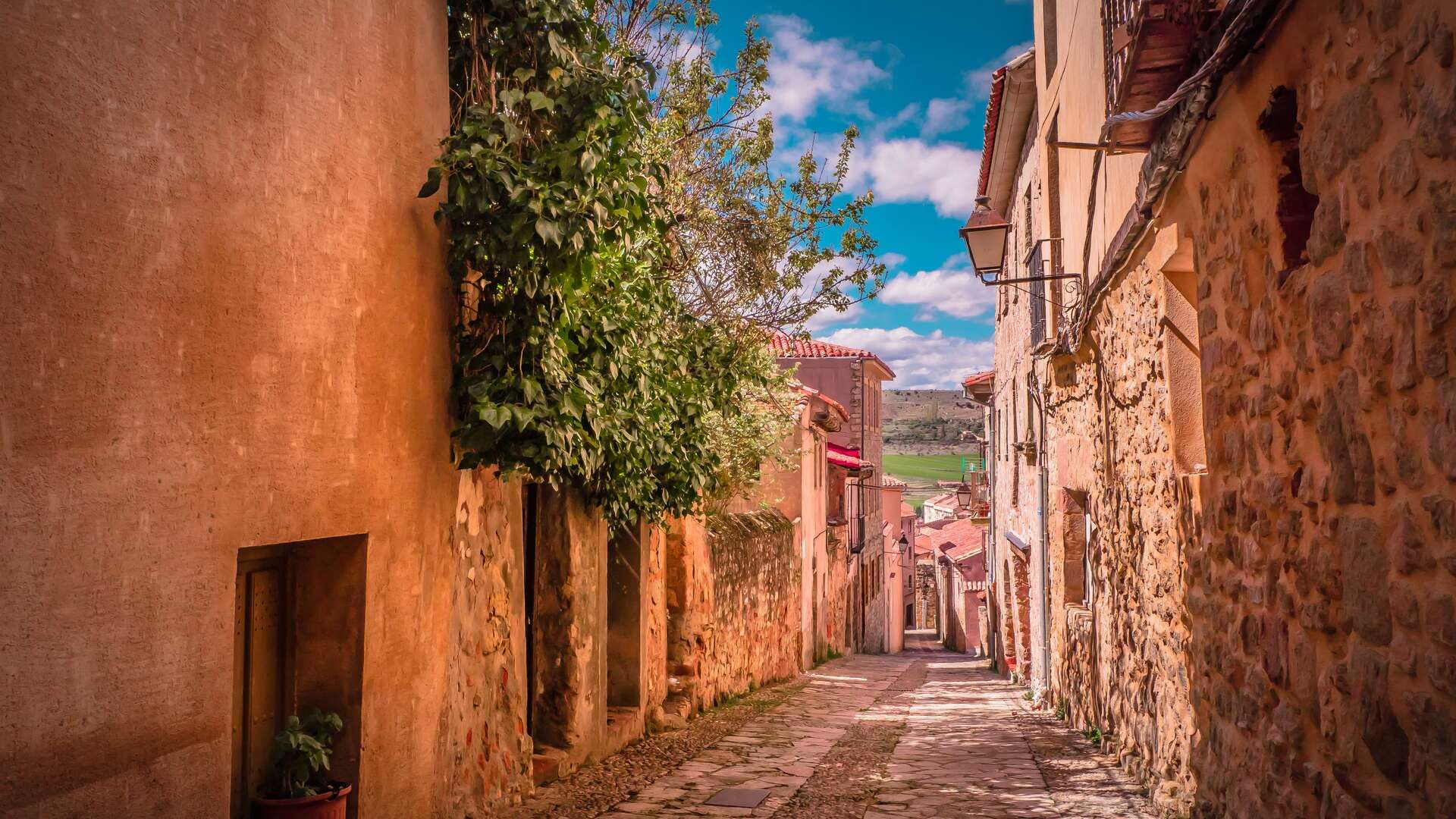 Callejuelas medievales en Sigüenza, Guadalajara, | Shutterstock