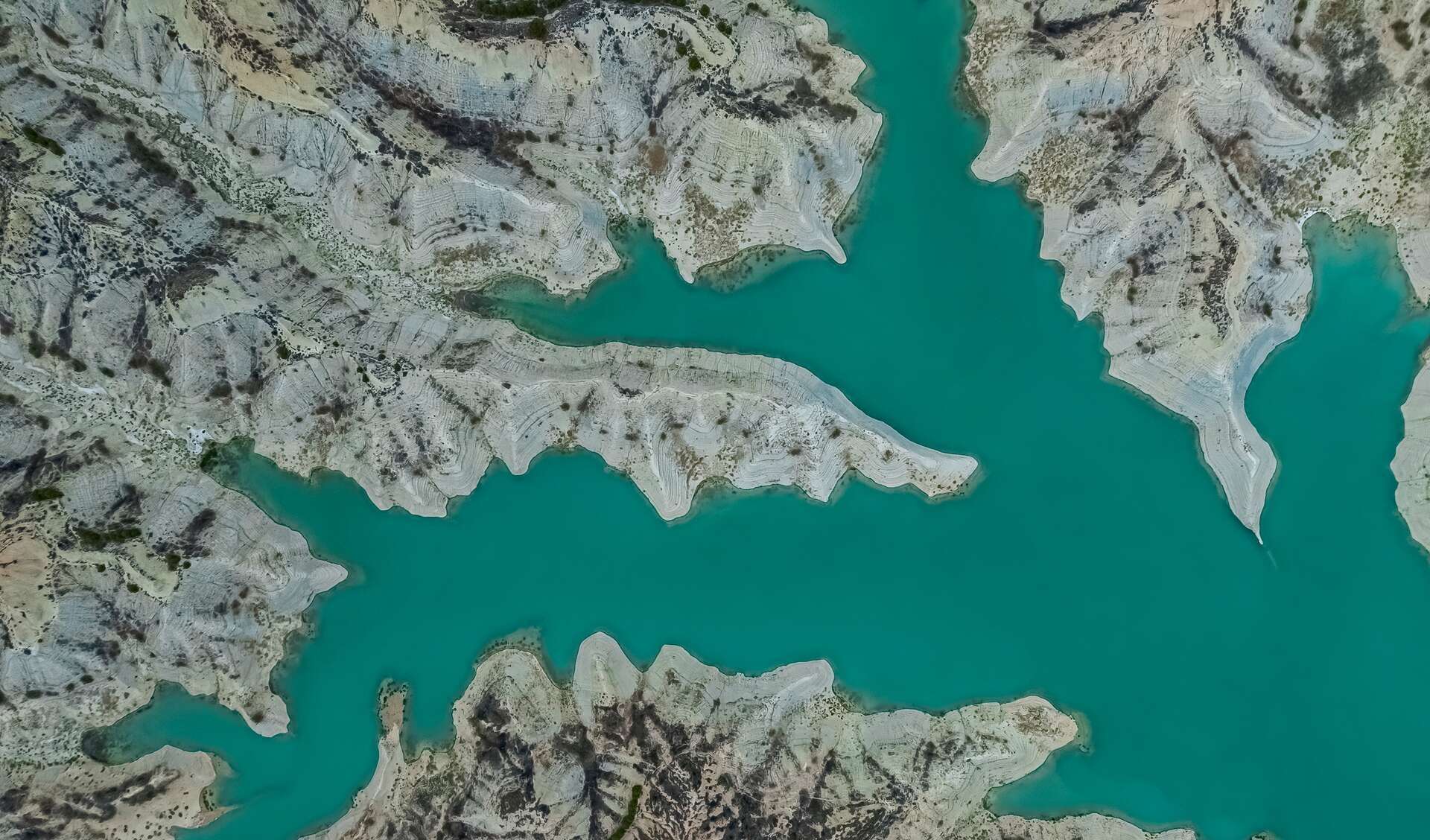 Aguas turquesas del Embalse de Algeciras en los Barrancos de Gebas. | Shutterstock