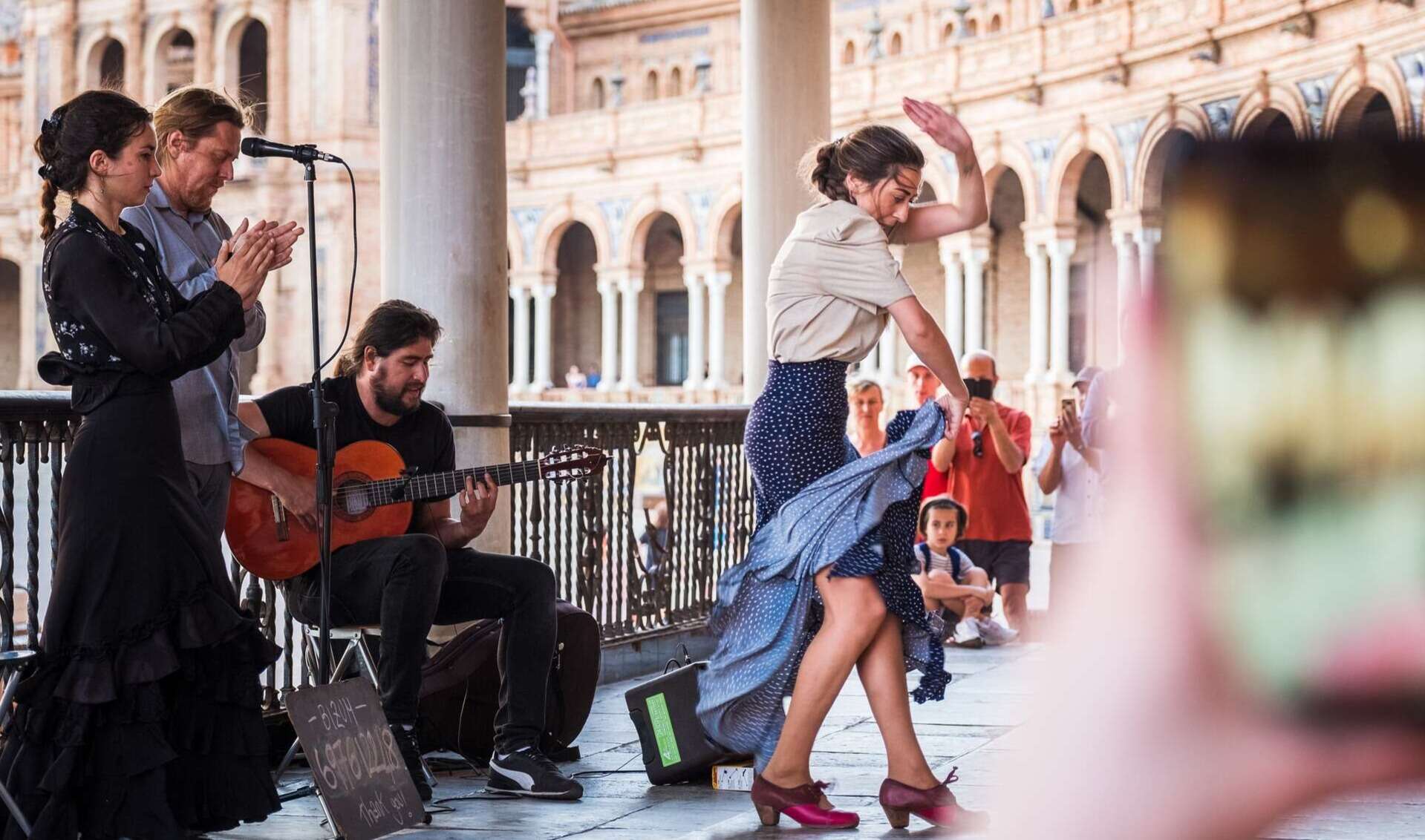 Bailaora de flamenco en la Plaza de España en Sevilla. | Shutterstock