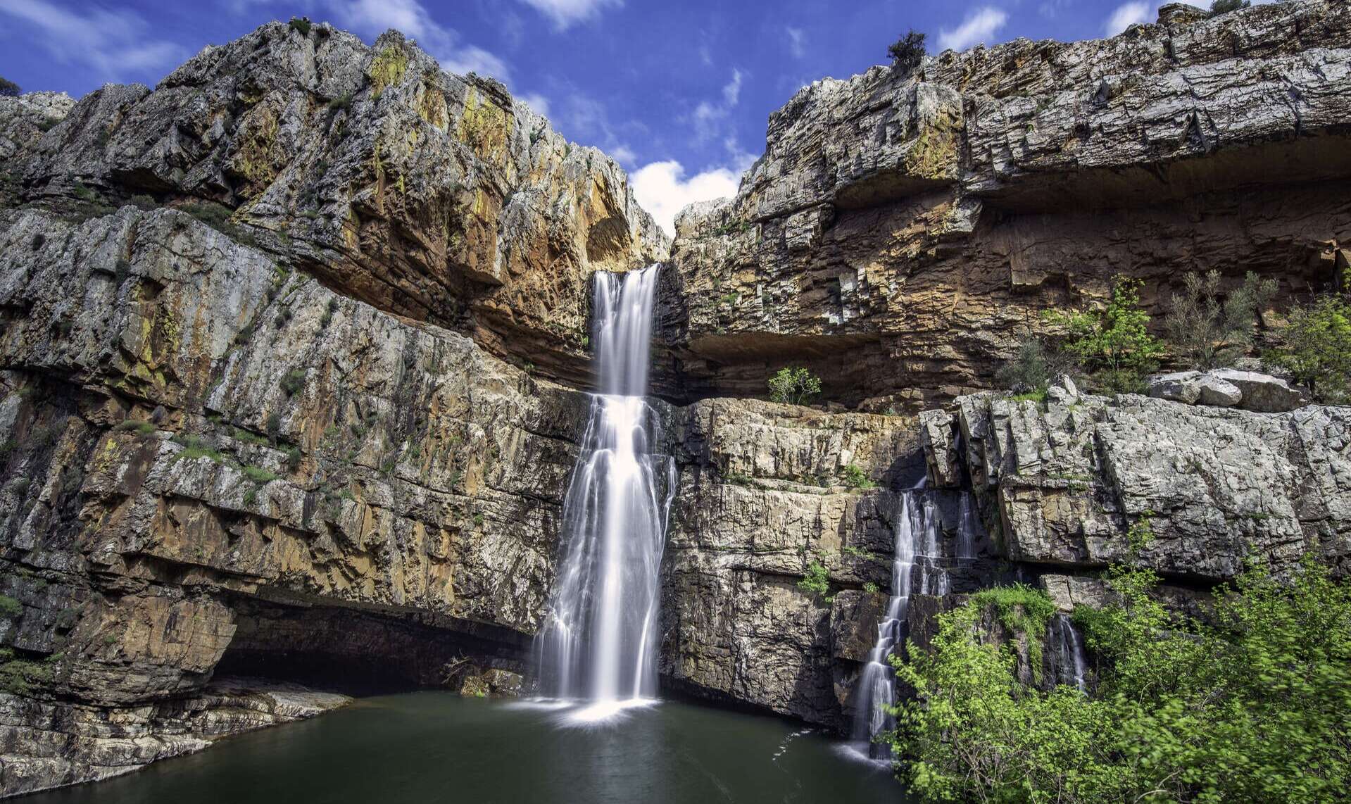 Cascada de la Cimbarra junto a Aldeaquemada. | Dreamstime