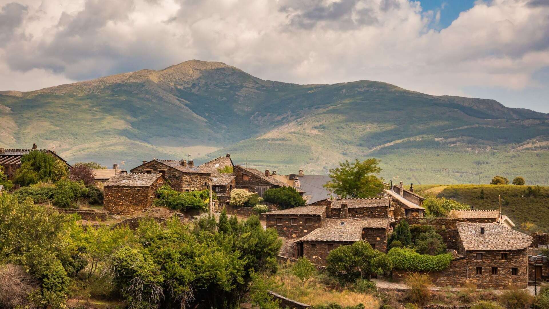 Roblelacasa, Pequeño pueblo de Guadalajara. | Shutterstock