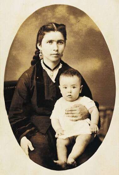 Fotografía de Manuel Falla sentado en el regazo de su madre.