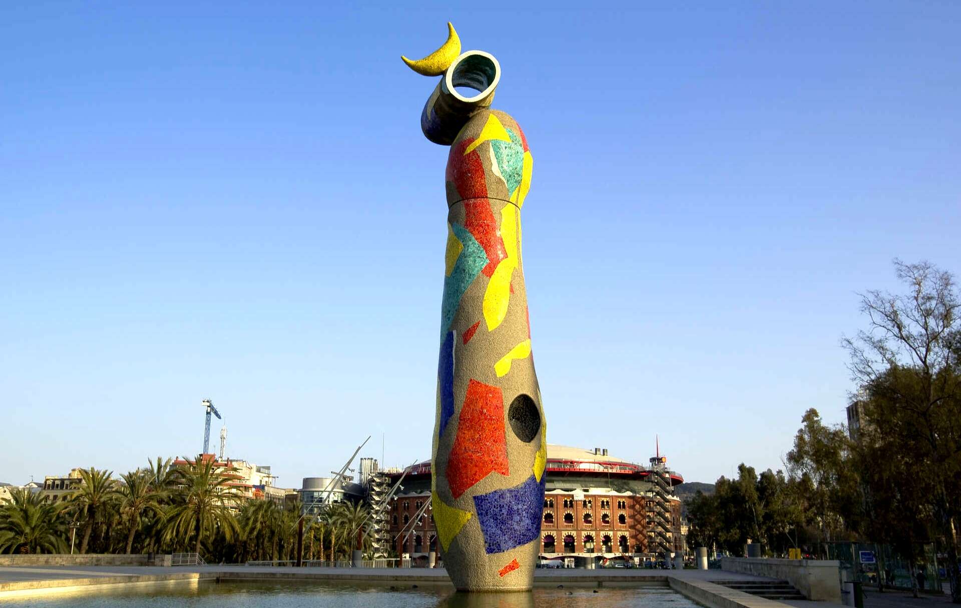 Escultura de Miró en Barcelona llamada Dona i Ocell. | Dreamstime