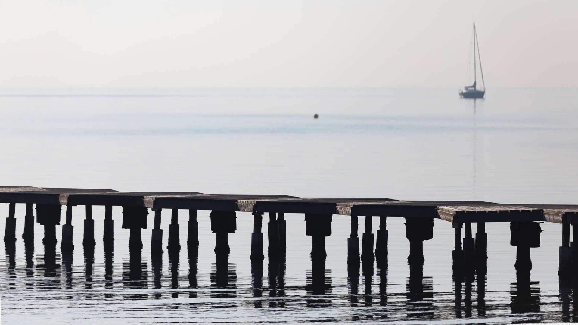 Pasarela de madera en el Mar Menor en Santiago de la Ribera. | Shutterstock