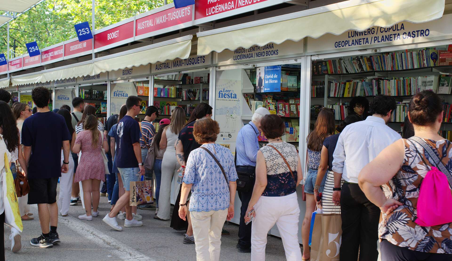 Visitantes en las casetas de la Feria del Libro de Madrid. | Javier Pérez Montes, Wikimedia