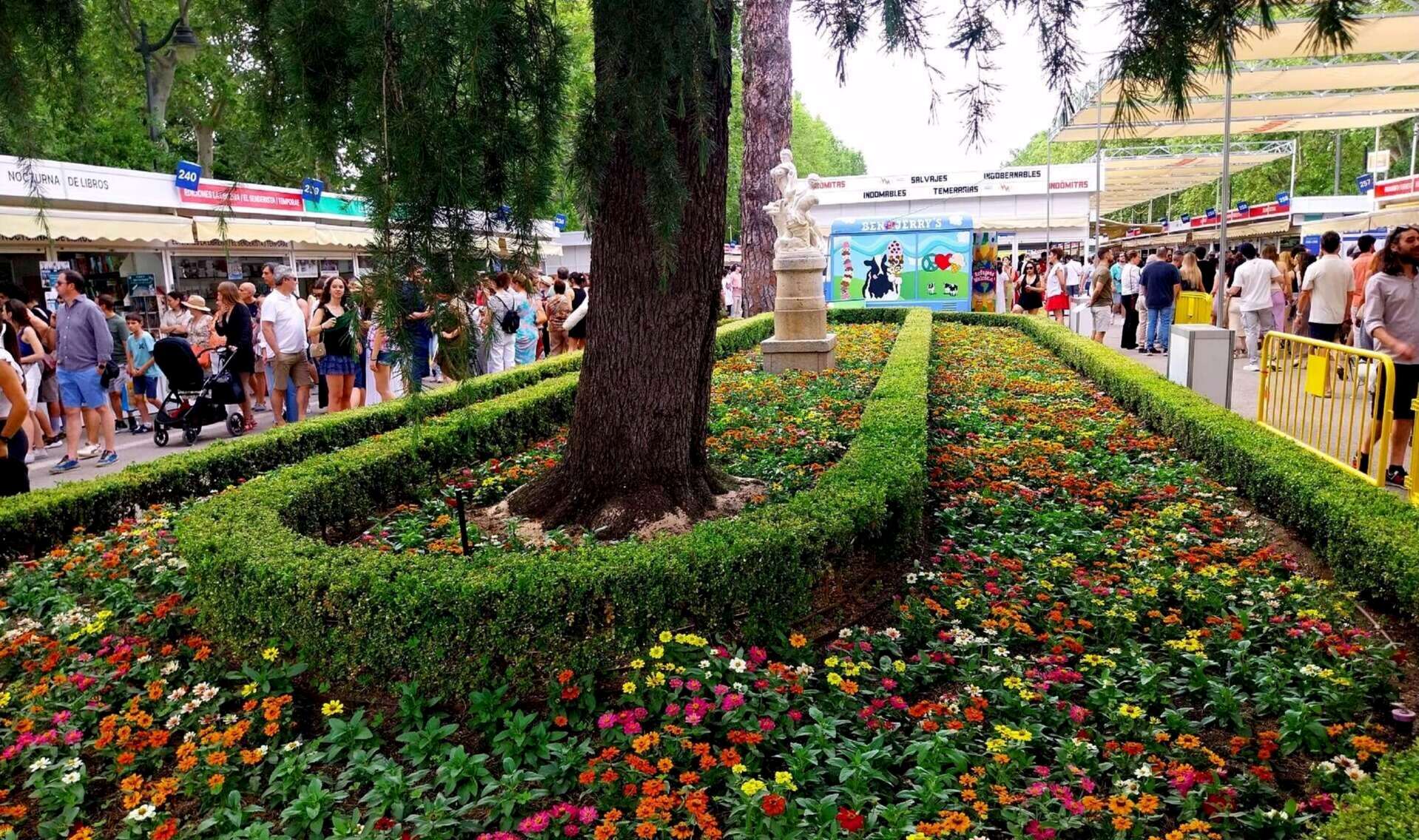 Feria del Libro de Madrid en el Paseo de Coches del Retiro. | Zarateman, Wikimedia