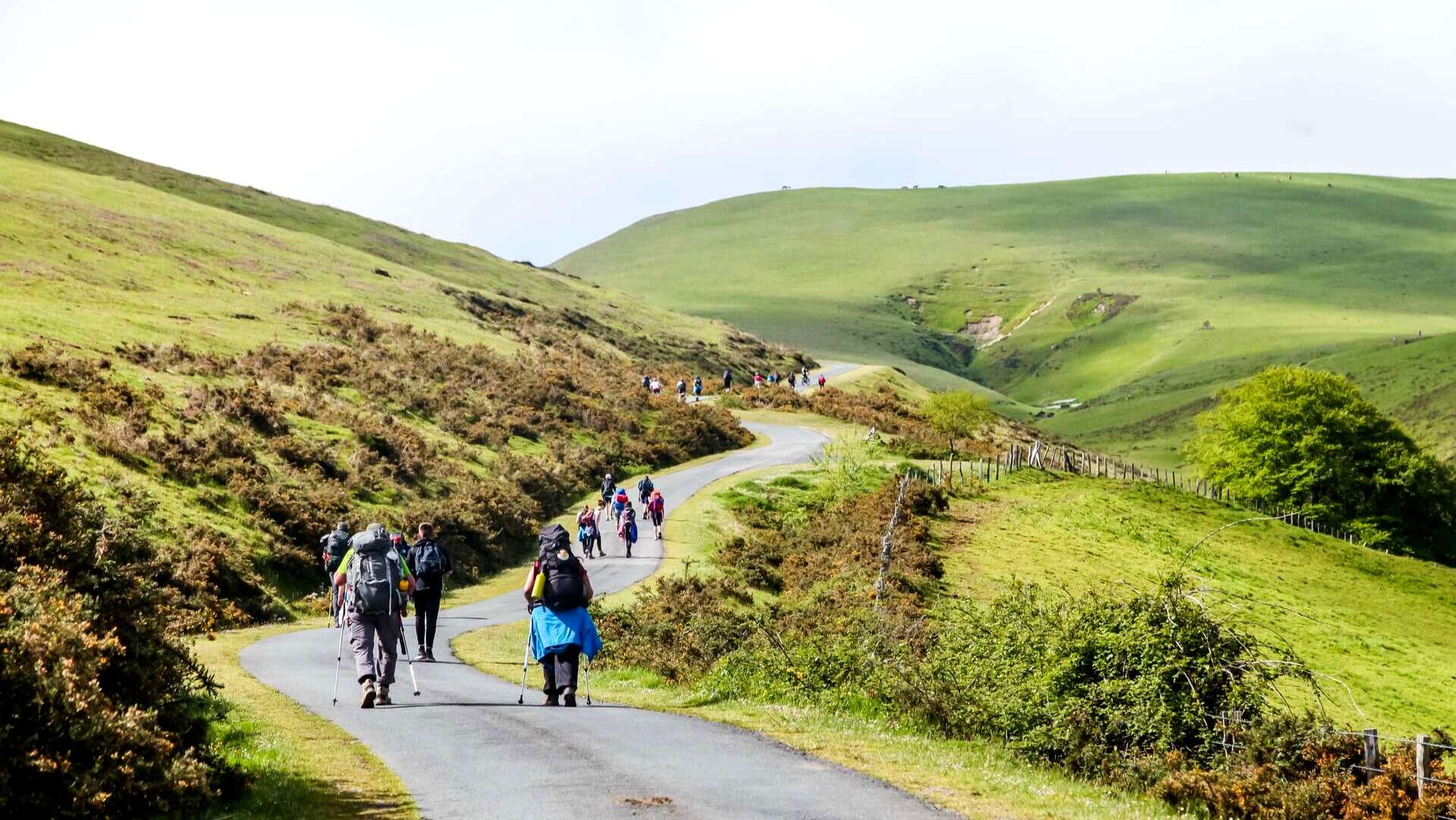 Excursionistas haciendo el Camio de Santiago. | Shutterstock
