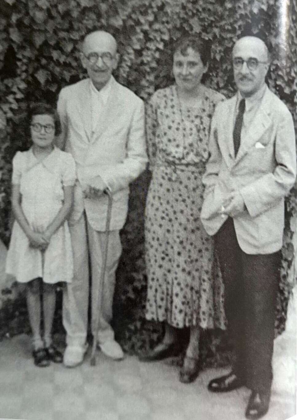 Manuel de Falla con su hermano, su mujer y su sobrina, Maribel Falla, en la salida de Granada en 1939.