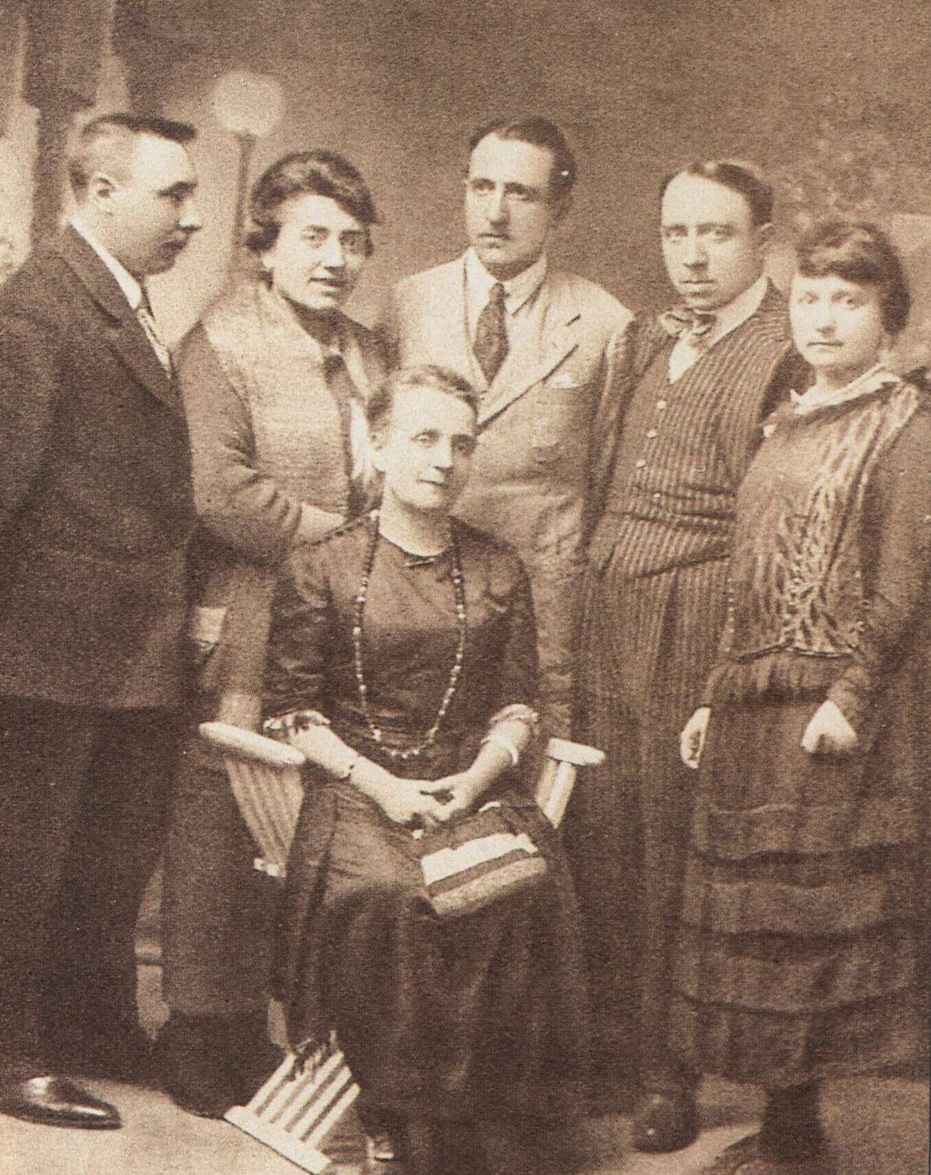 Juana Whitney y sus cinco hijos: entre ellos el ensayista Ramiro, la pedagoga María y el pintor Gustavo. | Wikimedia