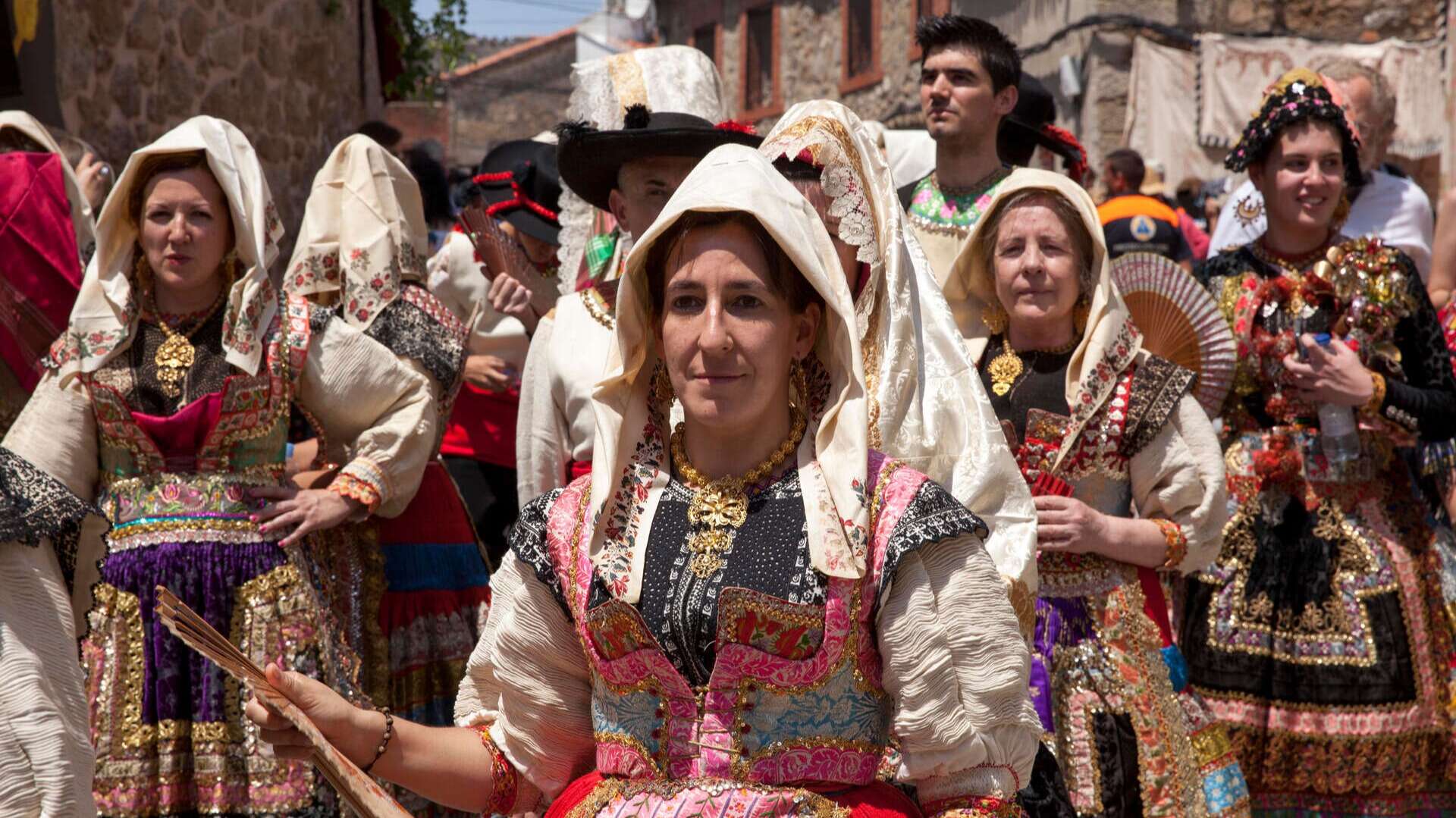 Celebración del Corpus Christi en Lagartera, Toledo, con sus trajes tradicionales. | Shutterstock