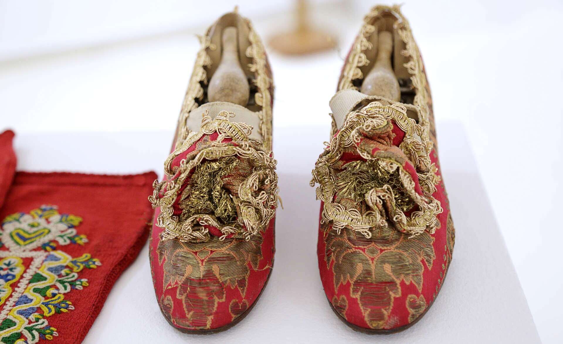 Zapatos tradicionales de novia de Lagartera, Toledo. | Dreamstime