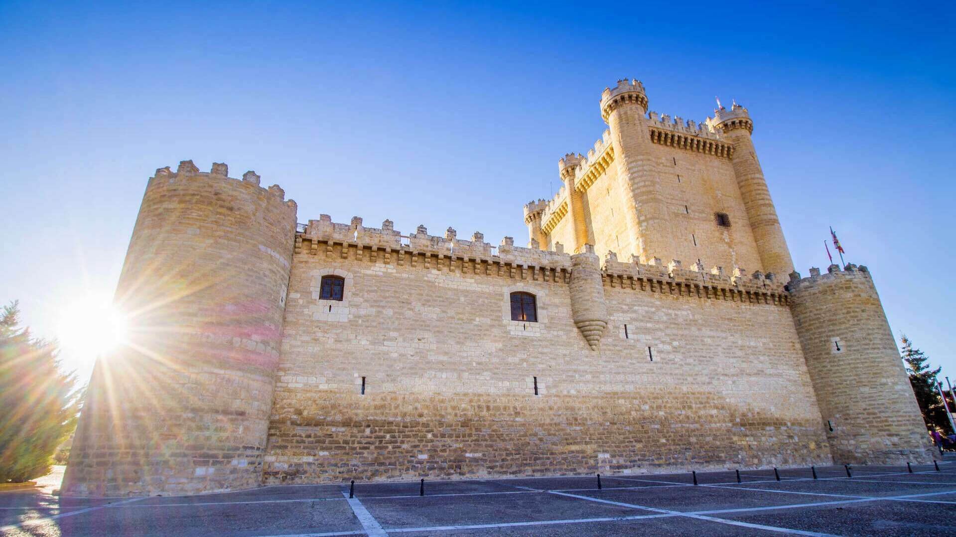Castillo de Fuensaldaña en la comarca de los Montes Torozos. | Dreamstime