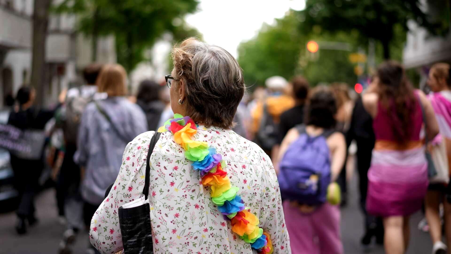 Persona mayor apoyando el Mes del Orgullo. | Shutterstock