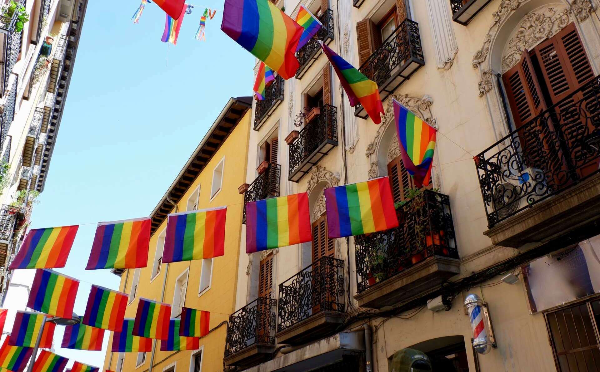 Banderas arcoíris colgadas por el barrio de Chueca durante el mes del Orgullo. | Shutterstock
