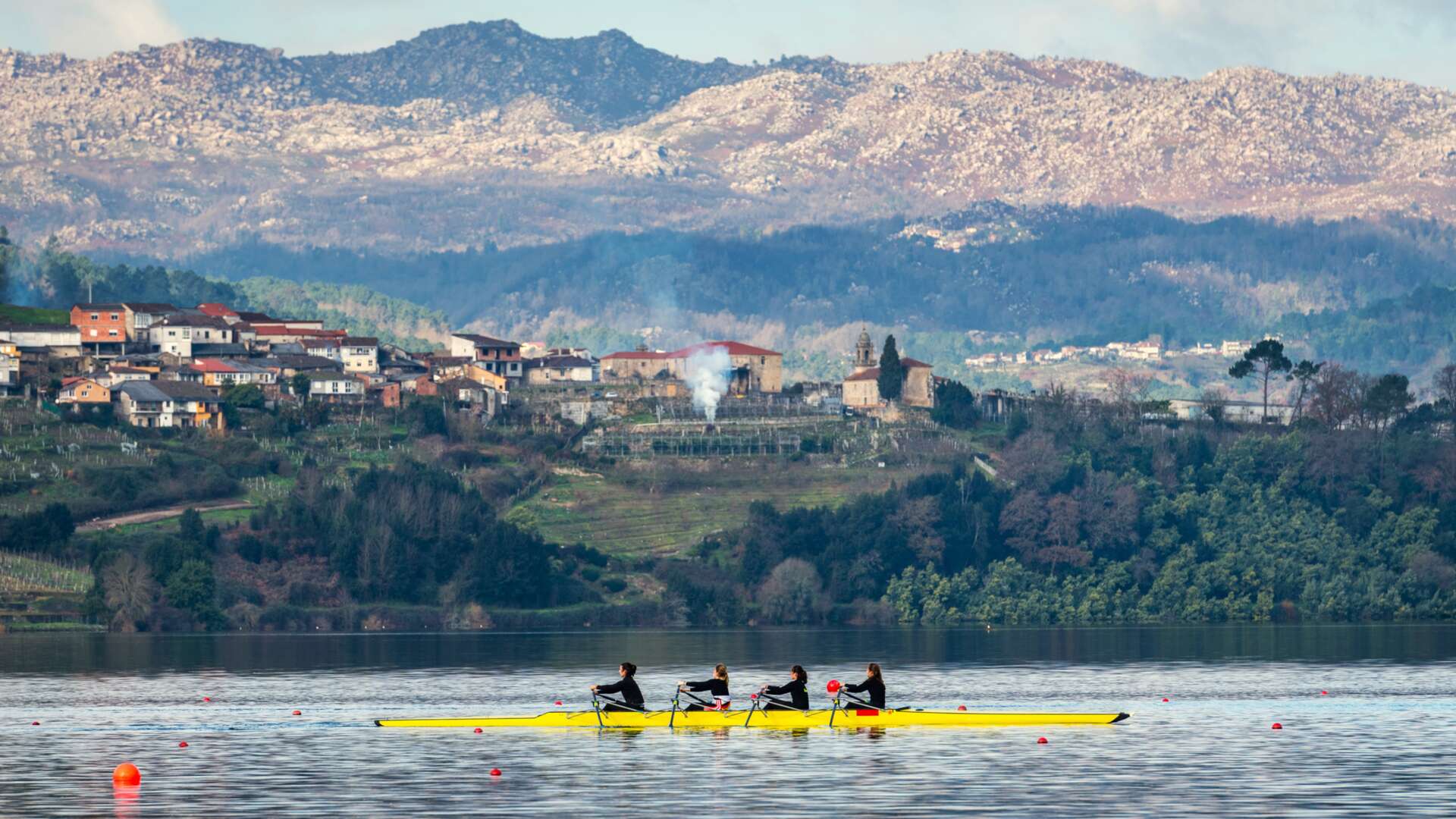 Piragüistas en el embalse de Castrelo de Miño, Ourense. | Dreamstime