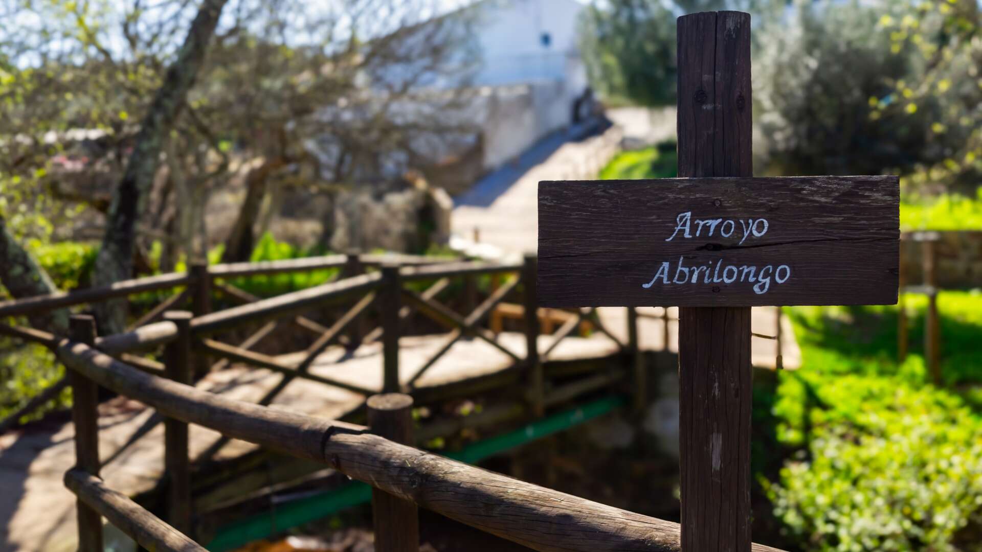 Puente más pequeño del mundo sobre el río Abrilongo. | Shutterstock
