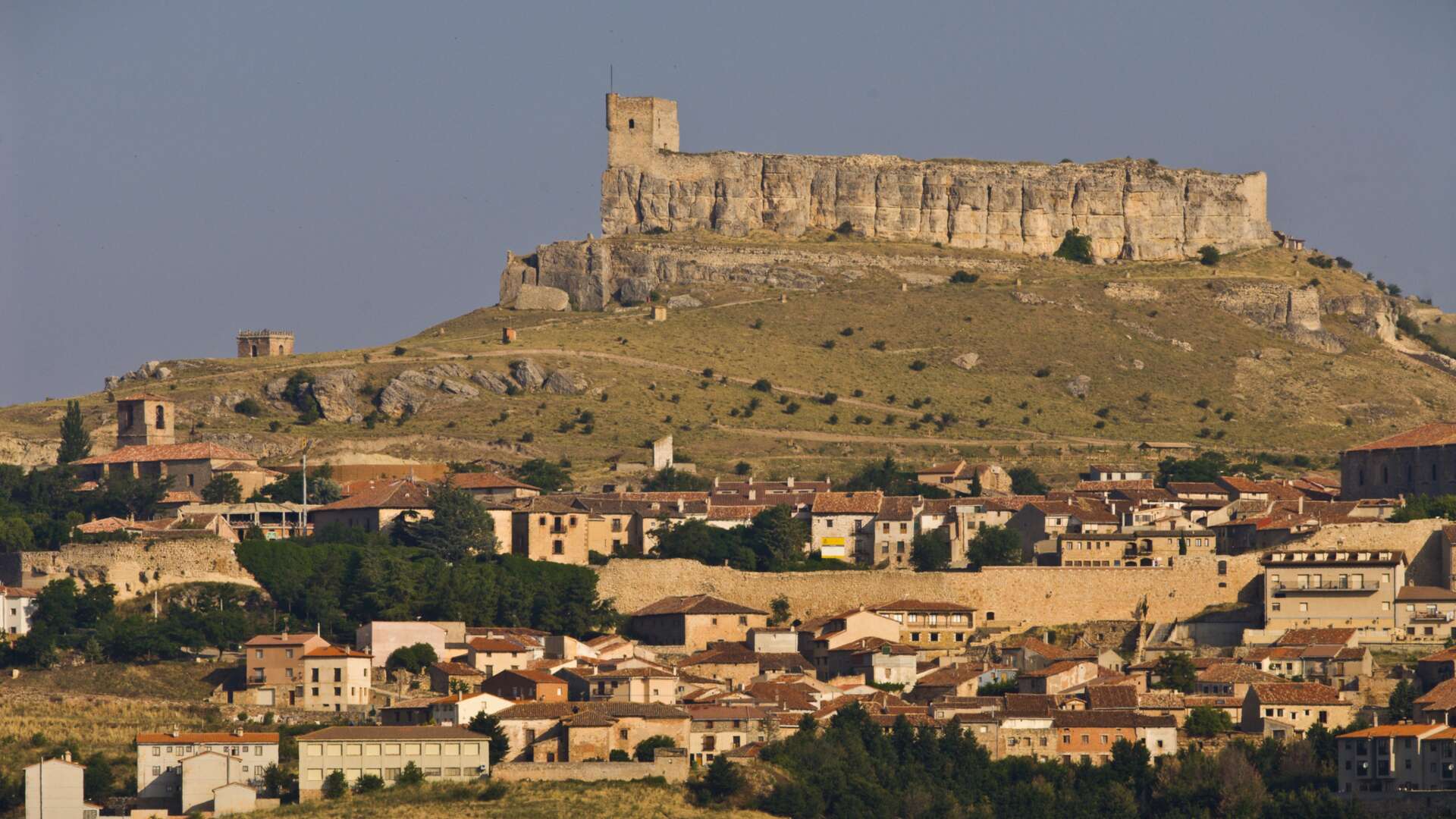 Paisaje de Atienza con el castillo en lo alto de la colina. | Dreamstime.